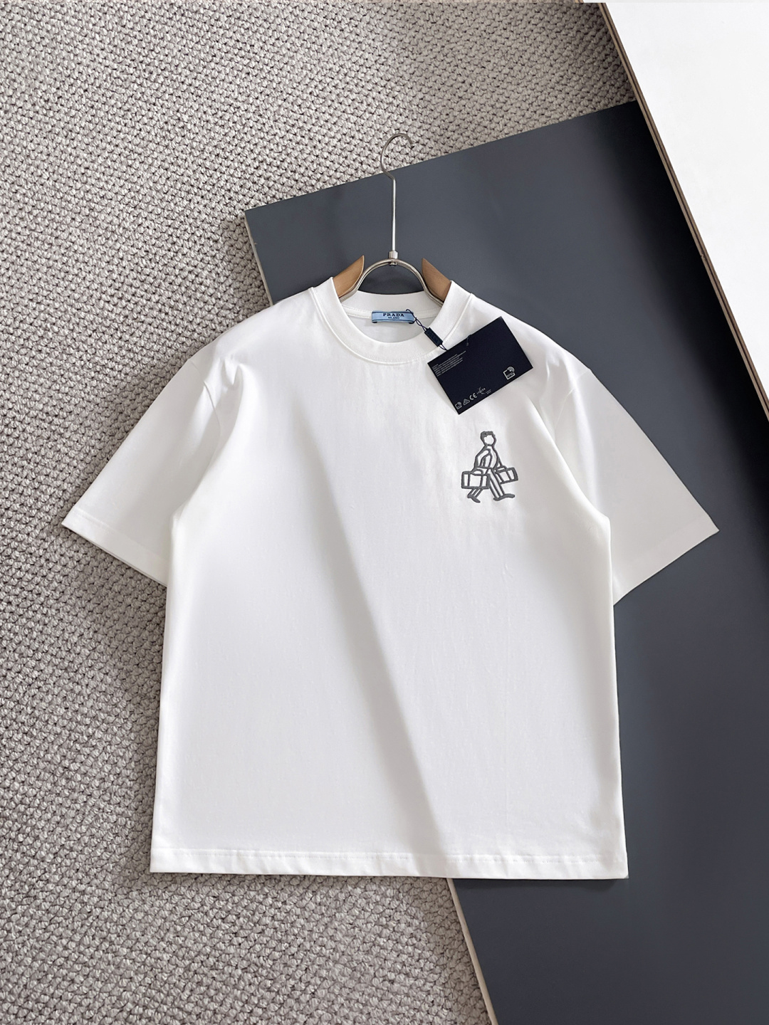 NO:937972,Prada loose fit pure cotton latest fabric classic logo pattern fashion simple trendy short sleeves, top quality counter original short sleeves, top production technology imported fabrics, counter style unique design, using imported high-end custom fabrics. Official website for sale!  Fabric pattern is great. Size: black and white M-2XL. Can wear up to 200 pounds. Please state your height and weight when ordering, prada, T-shirt,19860909普拉达 宽松版型纯棉最新面料经典标识图案logo时尚简约潮流短袖,最顶级的品质专柜原单短袖,顶级制作工艺进口面料,专柜款独特设计,采用进口高端订制面料.官网在售！面料版型超赞 码数..黑白色 M-2XL 最大可穿200斤下单报身高体重,,prada,T-shirt,,Men's clothing