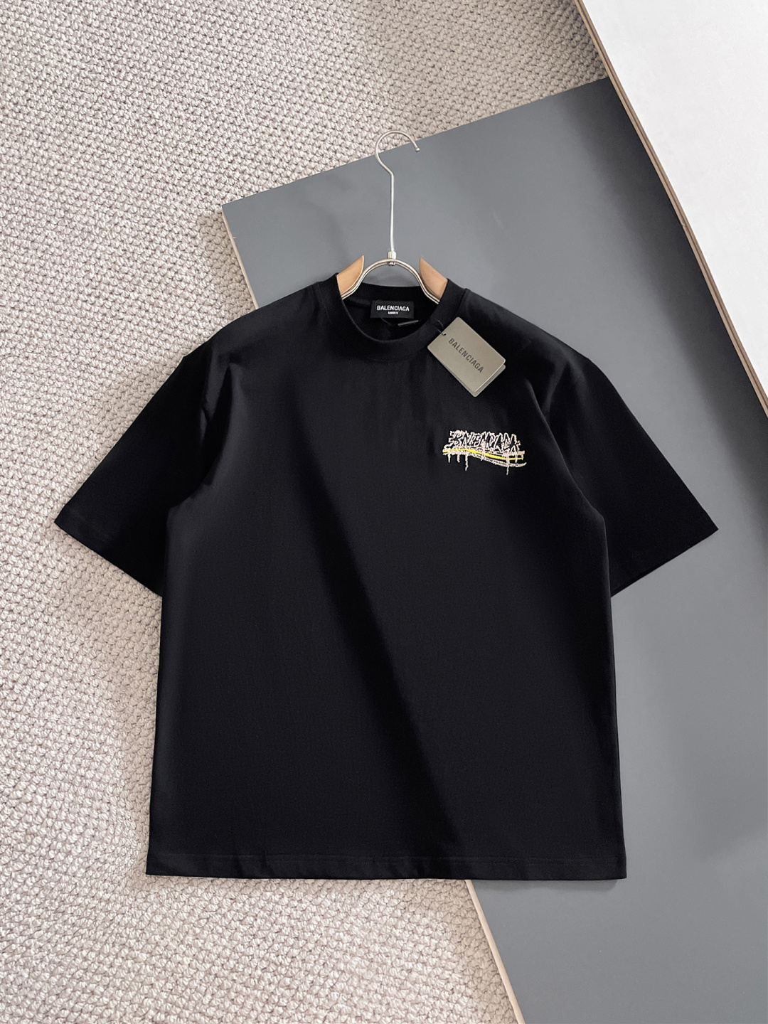NO:843957,Balenciaga loose fit pure cotton latest fabric classic logo pattern logo fashion simple trendy short sleeves, top quality counter original short sleeves, top production technology imported fabrics, counter style unique design, using imported high-end custom fabrics. Official website for sale!  The fabric pattern is great. The size is black and white. M-2XL. Can wear up to 200 pounds. Please state your height and weight when ordering, balenciaga, T-shirt,19860909巴黎世家 宽松版型纯棉最新面料经典标识图案logo时尚简约潮流短袖,最顶级的品质专柜原单短袖,顶级制作工艺进口面料,专柜款独特设计,采用进口高端订制面料.官网在售！面料版型超赞 码数..黑白色 M-2XL 最大可穿200斤下单报身高体重,,balenciaga,T-shirt,,Men's clothing
