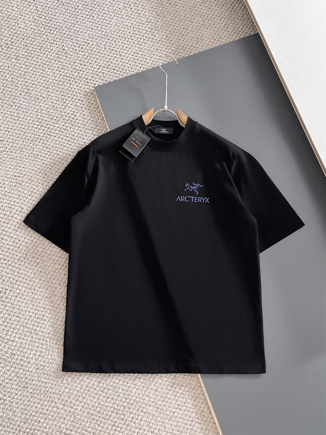 NO:843962,Arc'teryx loose fit pure cotton latest fabric classic logo pattern logo fashion simple trendy short sleeves, top quality counter original short sleeves, top production technology imported fabrics, counter style unique design, using imported high-end custom fabrics. Official website for sale!  The fabric pattern is great, the size is... black and white M-2XL, can wear up to 200 pounds. Please state your height and weight when ordering, arc'teryx, T-shirt,19860909始祖鸟 宽松版型纯棉最新面料经典标识图案logo时尚简约潮流短袖,最顶级的品质专柜原单短袖,顶级制作工艺进口面料,专柜款独特设计,采用进口高端订制面料.官网在售！面料版型超赞 码数..黑白色 M-2XL 最大可穿200斤下单报身高体重,arc'teryx,T-shirt,,Men's clothing