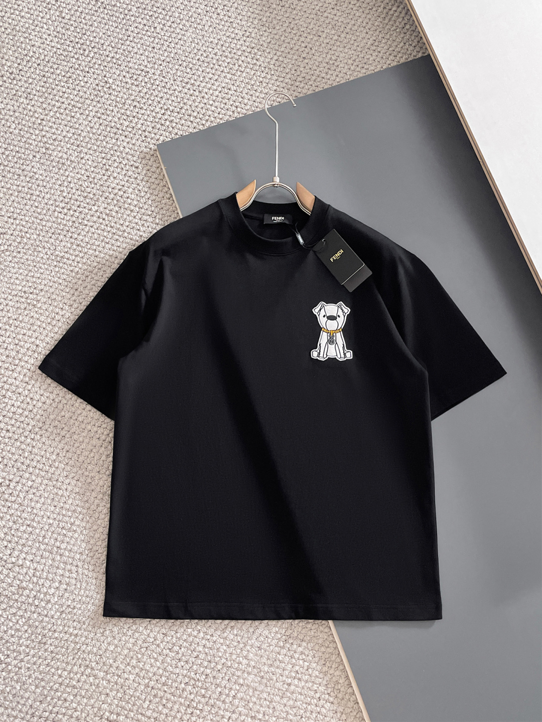 NO:843972,Fendi loose fit pure cotton latest fabric classic logo pattern logo fashion simple trendy short sleeves, top quality counter original short sleeves, top production technology imported fabrics, counter style unique design, using imported high-end custom fabrics. Official website for sale!  Fabric pattern is great. Size: black and white M-2XL. Can wear up to 200 pounds. Please state your height and weight when ordering, fendi, T-shirt,19860909芬迪 宽松版型纯棉最新面料经典标识图案logo时尚简约潮流短袖,最顶级的品质专柜原单短袖,顶级制作工艺进口面料,专柜款独特设计,采用进口高端订制面料.官网在售！面料版型超赞 码数..黑白色 M-2XL 最大可穿200斤下单报身高体重,,fendi,T-shirt,,Men's clothing