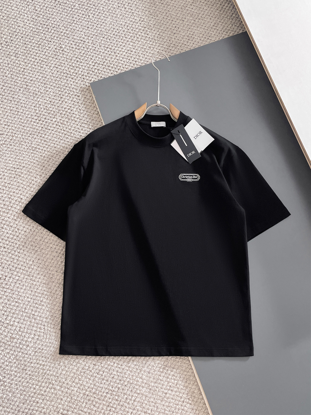 NO:843925,Dior loose fit pure cotton latest fabric classic logo pattern logo fashion simple trendy short sleeves, top quality counter original short sleeves, top production technology imported fabrics, counter style unique design, using imported high-end custom fabrics. Official website for sale!  Fabric pattern is great. Size: black and white M-2XL. Can wear up to 200 pounds. Please state your height and weight when ordering, dior, T-shirt,19860909迪奥 宽松版型纯棉最新面料经典标识图案logo时尚简约潮流短袖,最顶级的品质专柜原单短袖,顶级制作工艺进口面料,专柜款独特设计,采用进口高端订制面料.官网在售！面料版型超赞 码数..黑白色 M-2XL 最大可穿200斤下单报身高体重,,dior,T-shirt,,Men's clothing