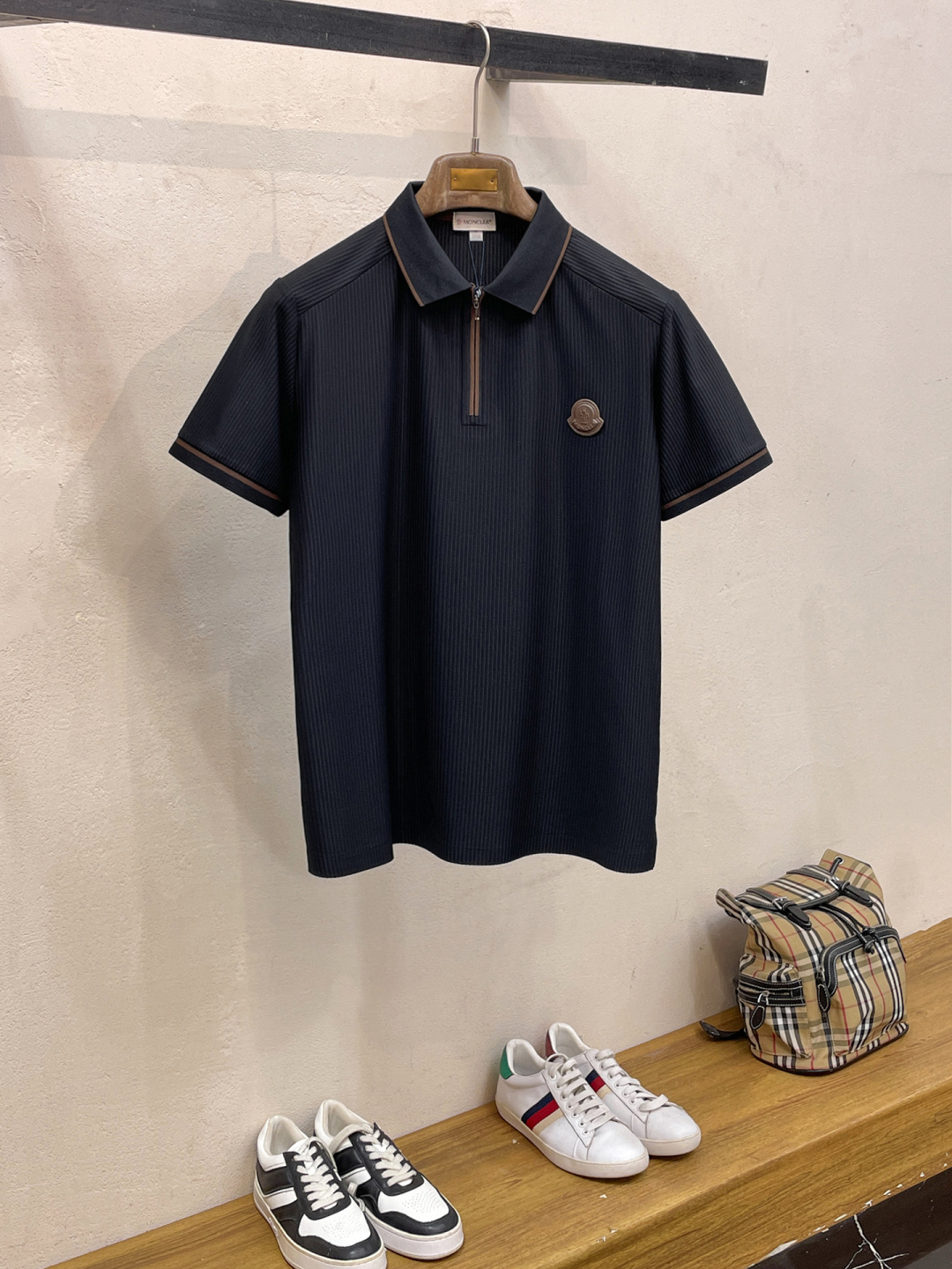 NO:830290,Meng Mouth Highly Recommended!  Spring and summer new products are on sale at the counter. Fashionable and high-end men's Polo - Logo on the chest, personalized and fashionable/Imported top high-density mercerized pearls, extremely skin-friendly and comfortable. It feels very delicate, has a good texture, is cool and breathable, and is a very good overall piece. It can be worn alone without any problem. Size M-4Xl, Moncler,19860909蒙口 重磅推荐！春夏新品 专柜在售 时尚高端男装Polo-胸前Logo个性时尚/进口顶极高密度丝光珠地,极为亲肤舒适 摸上去非常的细腻,质感很好,凉爽透气,整体非常不错的一款,内搭单穿都完全没问题 尺码M-4Xl,,Moncler,,Men's clothing