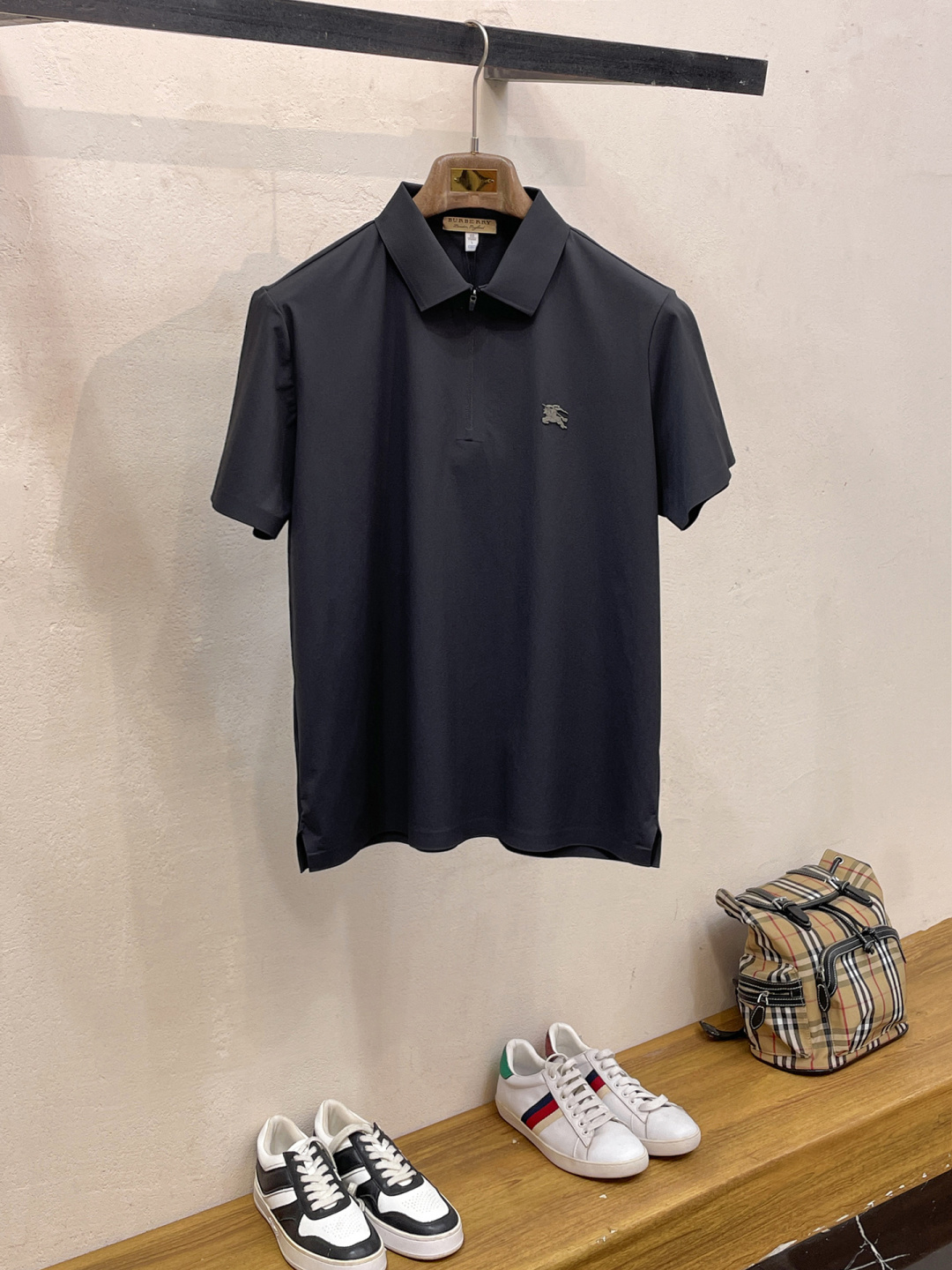 NO:830301,Burberry highly recommended!  Spring and summer new products are on sale at the counter. Fashionable high-end men's Polo - Logo on the chest, personalized and fashionable/Imported high-density mercerized pearls, extremely skin-friendly and comfortable. It feels very delicate, has a good texture, is cool and breathable, and is a very good overall piece. It can be worn alone without any problem. Size M-4Xl,, burberry,19860909巴宝莉 重磅推荐！春夏新品 专柜在售 时尚高端男装Polo-胸前Logo个性时尚/进口顶极高密度丝光珠地,极为亲肤舒适 摸上去非常的细腻,质感很好,凉爽透气,整体非常不错的一款,内搭单穿都完全没问题 尺码M-4Xl,,burberry,,Men's clothing