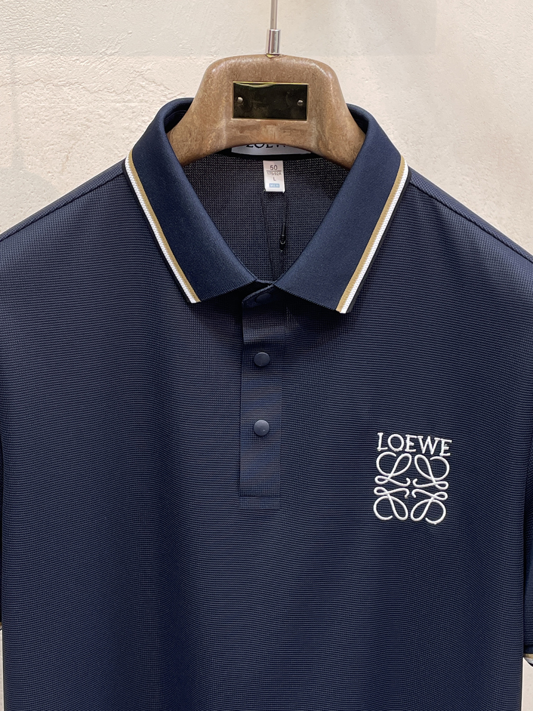 NO:830317,Luo Yiwei highly recommended!  Spring and summer new products are on sale at the counter. Fashionable and high-end men's Polo - Logo on the chest, personalized and fashionable/Imported top high-density mercerized pearls, extremely skin-friendly and comfortable. It feels very delicate, has a good texture, is cool and breathable, and is a very good overall product. It can be worn alone without any problem. Size M-4Xl,, loewe,19860909罗意威 重磅推荐！春夏新品 专柜在售 时尚高端男装Polo-胸前Logo个性时尚/进口顶极高密度丝光珠地,极为亲肤舒适 摸上去非常的细腻,质感很好,凉爽透气,整体非常不错的一款,内搭单穿都完全没问题 尺码M-4Xl,,loewe,,Men's clothing
