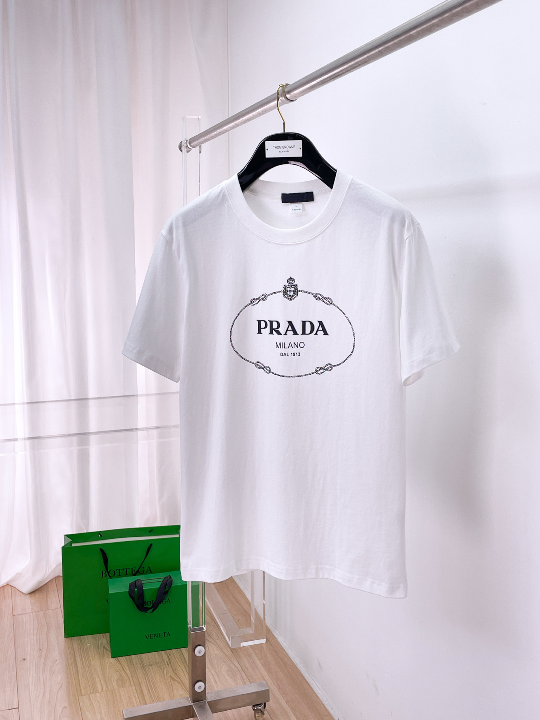 NO:840939,[New product] Prada round neck short-sleeved, sold through Hong Kong channels, high-end Portuguese OEM, 26 early summer new product, classic flagship item!  High-count elastic knitted liquid ammonia air layer fabric provided by customers. The smooth and well-proportioned knitted fabric is light and refreshing, soft and comfortable, and has excellent breathability. It is simple and full of unique charm. The straight-cut version is more suitable for matching various trendy fashion styles. Using machine embroidery, the delicate and full texture is highlighted, bringing a new style to fashion sports and leisure. Color: multi-color Size: m-3xl, prada, T-shirt,19860909【新品】 普拉达 圆领 短袖,香港洋行渠道货,高端葡萄牙代工出品,26 早夏 新品,经典王牌主打单品！ 客供高支弹力针织液氨空气层面料,平整匀称的针织轻薄清爽,柔软舒适,透气性极佳.简洁而富有独特魅力.直裁版型更为适合搭配各种潮流时尚造型. 采用器械刺绣,细腻饱满的质感突显,为时尚运动休闲带来全新体 颜色: 多颜色 尺码: m-3xl,,prada,T-shirt,,Men's clothing