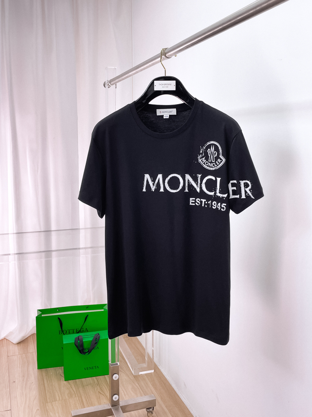 NO:840952,[New product] Mouth cover, round neck, short sleeves, Hong Kong foreign company channel product, high-end Portuguese OEM, 26 early summer new product, classic flagship item!  High-count elastic knitted liquid ammonia air layer fabric provided by customers. The smooth and well-proportioned knitted fabric is light and refreshing, soft and comfortable, and has excellent breathability. It is simple and full of unique charm. The straight-cut version is more suitable for matching various trendy fashion styles. Using machine embroidery, the delicate and full texture is highlighted, bringing a new style to fashion sports and leisure. Color: multi-color Size: m-3xl, Moncler, T-shirt,19860909【新品】 蒙口 圆领 短袖,香港洋行渠道货,高端葡萄牙代工出品,26 早夏 新品,经典王牌主打单品！ 客供高支弹力针织液氨空气层面料,平整匀称的针织轻薄清爽,柔软舒适,透气性极佳.简洁而富有独特魅力.直裁版型更为适合搭配各种潮流时尚造型. 采用器械刺绣,细腻饱满的质感突显,为时尚运动休闲带来全新体 颜色: 多颜色 尺码: m-3xl,,Moncler,T-shirt,,Men's clothing