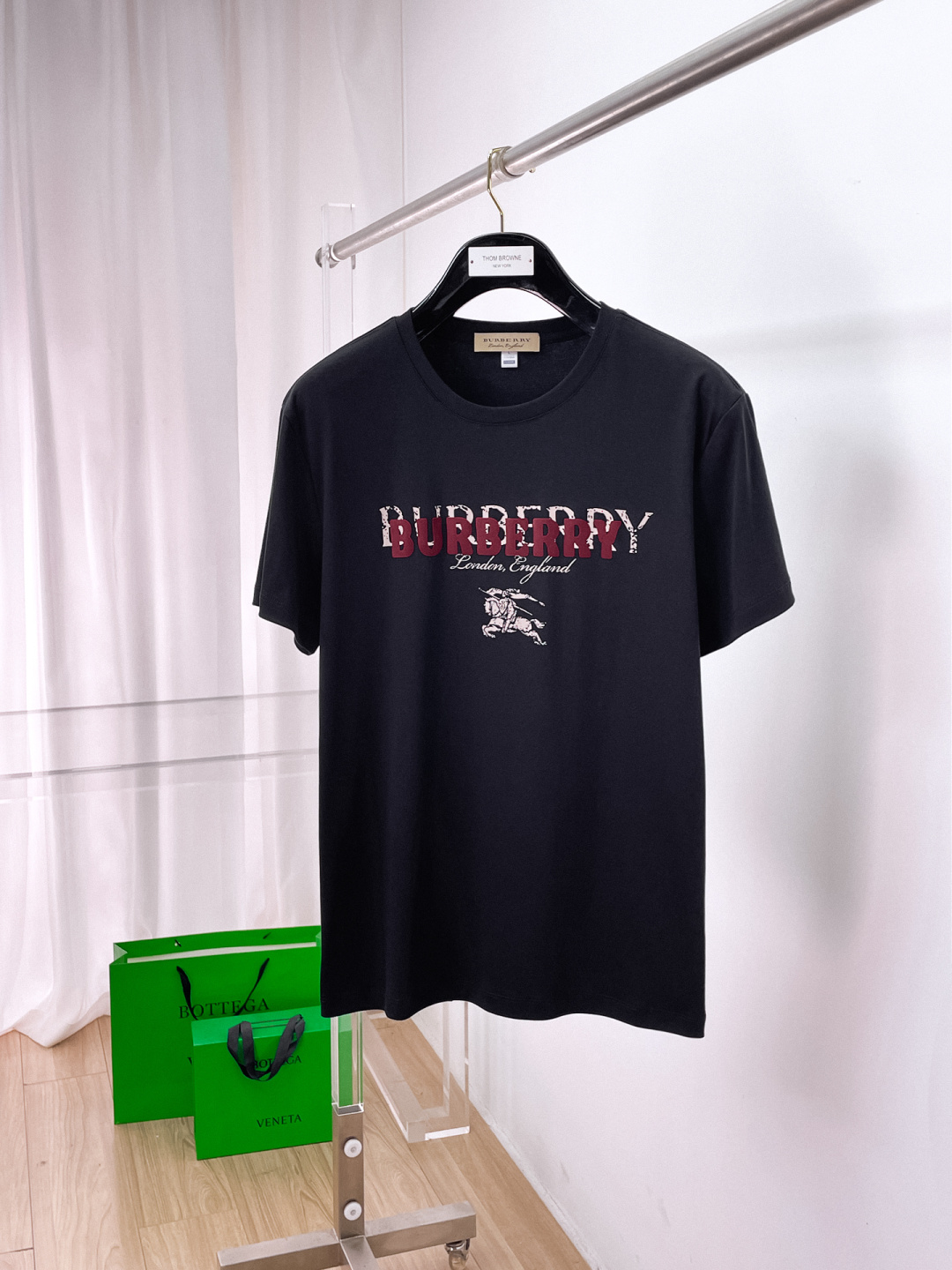 NO:840960,[New product] Burberry round neck short-sleeved, sold through Hong Kong channels, high-end Portuguese OEM, 26 early summer new product, classic flagship item!  High-count elastic knitted liquid ammonia air layer fabric supplied by customers. The smooth and well-proportioned knitted fabric is light and refreshing, soft and comfortable, and has excellent breathability. It is simple and full of unique charm. The straight-cut version is more suitable for matching various trendy fashion styles. Using machine embroidery, the delicate and full texture is highlighted, bringing a new style to fashion sports and leisure. Color: multi-color Size: m-3xl,, burberry, T-shirt,19860909【新品】 巴宝莉 圆领 短袖,香港洋行渠道货,高端葡萄牙代工出品,26 早夏 新品,经典王牌主打单品！ 客供高支弹力针织液氨空气层面料,平整匀称的针织轻薄清爽,柔软舒适,透气性极佳.简洁而富有独特魅力.直裁版型更为适合搭配各种潮流时尚造型. 采用器械刺绣,细腻饱满的质感突显,为时尚运动休闲带来全新体 颜色: 多颜色 尺码: m-3xl,,burberry,T-shirt,,Men's clothing