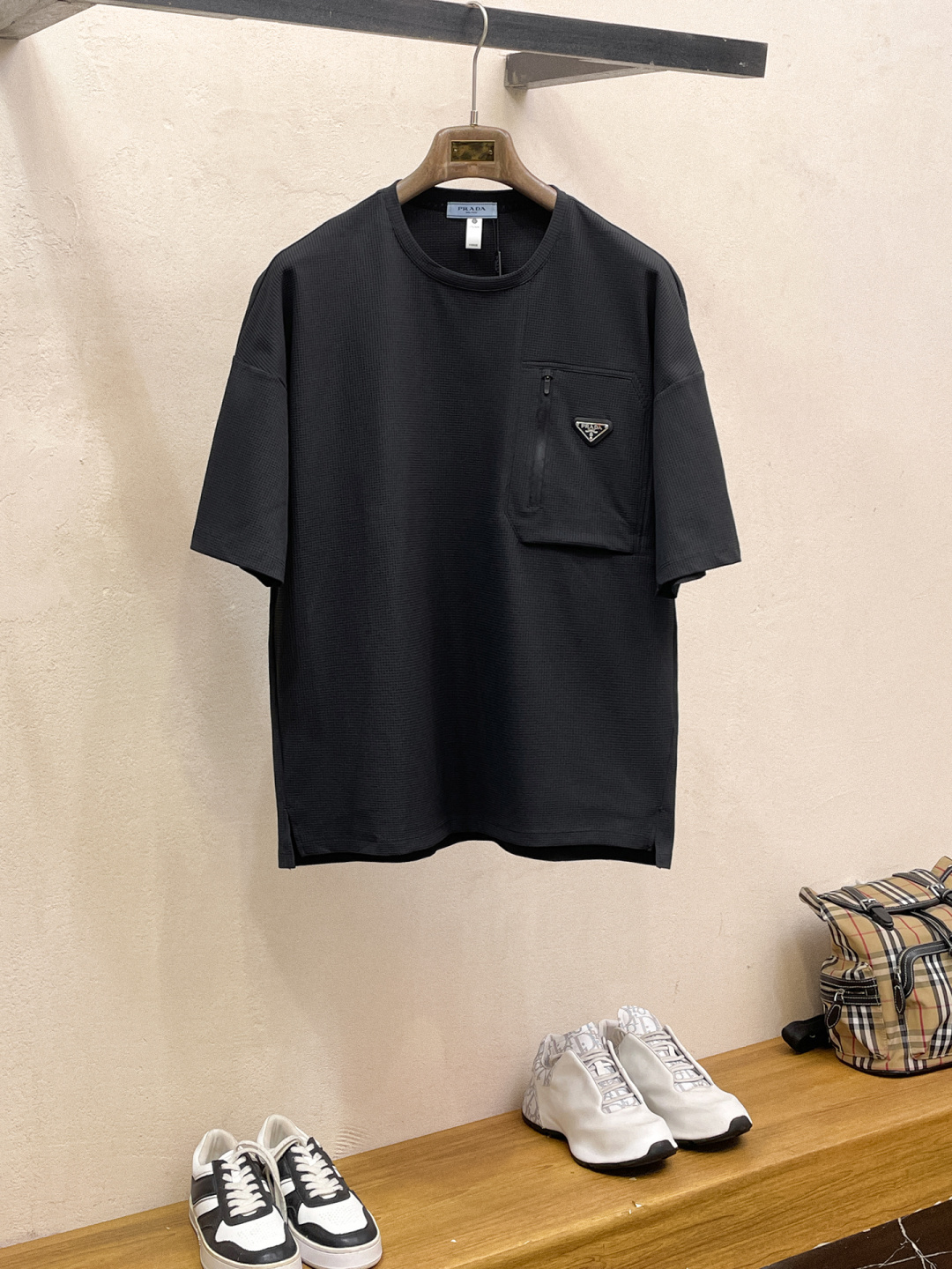 NO:859294,Prada 2026 new pure cotton men's casual bottoming short-sleeved T-shirt!  High-end customization, high version, fashionable and versatile, loose fit, original imported pure cotton fabric, threaded cuffs. Super soft and delicate feel, skin-friendly and comfortable to wear, high-end boutique. Avant-garde style, charming and comfortable, great upper body, men's must-have items, complete with three standards, sizes M-4XL, prada, T-shirt, tees, t-shirt,19860909普拉达 2026 新款纯棉男士休闲打底短袖T恤！高端定制 高版本 时尚百搭爆款宽松版型原版进口纯棉面料 螺纹袖口.手感超柔软细腻 穿着亲肤舒适 高端精品.前卫风格魅力舒适, 上身非常赞 男士必备单品 三标齐全 尺码M-4XL,,prada,T-shirt,tees，t-shirt,,Men's clothing