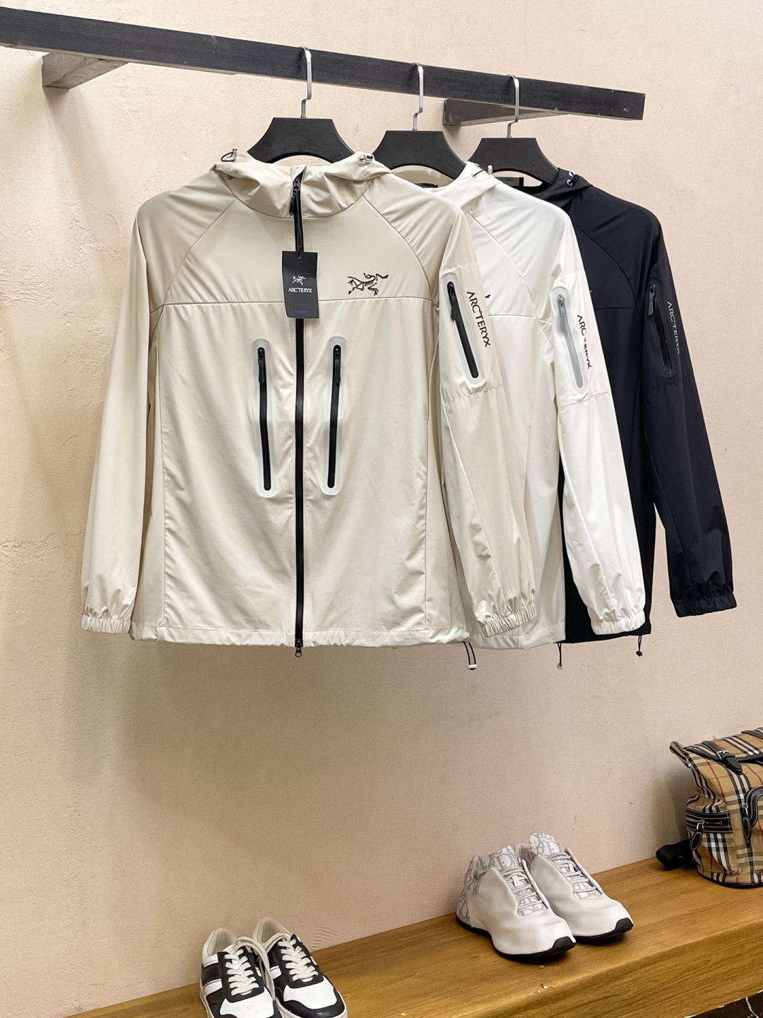 NO:859259,[New Product] Arc'teryx channel boutique. 2026ss spring and summer new sportswear jacket, sun protection jacket!  The sun protection clothing is classic and adds a sense of fashion that keeps pace with the times. It is the best choice for handsome men and beautiful women. The new lightweight spun silk fiber nylon fabric is light and breathable. The quilting and dense weaving technology creates the unique thin strip structural details of the fabric, which is delicate and exquisite. It effectively prevents ultraviolet rays.  Radiant, with excellent breathability, comfortable and skin-friendly. The zipper placket and stand-up collar design add a sense of value. The logo print on the chest highlights the brand characteristics. The elastic cuffs and hem details are neat and detailed, adding a cutting-edge fashion sense. Bal*nci*ga  Tracksui's new high-end series of works creates the most outstanding sports and leisure system, the most convenient and comfortable feeling. Made of custom-supplied polyester fiber fabric, perfect lightweight nylon. Different from ordinary rough nylon, it feels smooth and delicate, light and comfortable. The aesthetic split cutting process combines both inside and outside.  , always maintain a perfect sports fashion and versatile style. Pay more attention to sporty design and versatile items! The logo design has a flawless craftsmanship, thick and full, soft and three-dimensional but not stiff, highlighting the low-key fashion and sports style. Size M-4Xl, arc'teryx, jackets  & coats,jackets & coats,19860909【新品】始祖鸟渠道精品.2026ss春夏新款运动服夹克防晒服外套！防晒衣经典之余增添了与时俱进的时尚感,型男靓女的最佳选择.新型轻量绢丝纤维尼龙面料,轻盈透气,绗缝密织技术造就面料的独有细条状结构细节,细腻精致.有效防止紫外线辐射,透气性绝佳,舒畅亲肤.拉链开合门襟,立领设计平添价值感取向.胸口标识印花彰显品牌特色.袖口,下摆弹力收口细节工整细致增添新锐前卫时尚感.Bal*nci*ga Tracksui全新高端系列作品,缔造最为出色的运动休闲体系,最为便捷舒适的感受.客供聚酯纤维面料打造,完美的轻质尼龙款.区别于一般的粗质尼龙质,手感质感顺滑细腻,轻盈舒适.内外兼具的美感分割裁剪工艺,时刻保持完美的运动时尚百搭造型.更加的注重运动化设计百搭单品!标识徽标设计拥有完美无瑕的工艺机制,厚实饱满,柔软立体不生硬,彰显低调的时尚运动风格.码数M-4Xl,arc'teryx,jackets & coats,jackets & coats,,Men's clothing