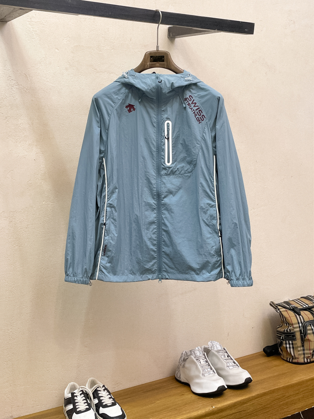 NO:859249,[New product] Descente channel boutique. 2026ss spring and summer new sportswear jacket, sun protection jacket!  The sun protection clothing is classic and adds a sense of fashion that keeps pace with the times. It is the best choice for handsome men and beautiful women. The new lightweight spun silk fiber nylon fabric is light and breathable. The quilting and dense weaving technology creates the unique thin strip structural details of the fabric, which is delicate and exquisite. It effectively prevents ultraviolet rays.  Radiant, with excellent breathability, comfortable and skin-friendly. The zipper placket and stand-up collar design add a sense of value. The logo print on the chest highlights the brand characteristics. The elastic cuffs and hem details are neat and detailed, adding a cutting-edge fashion sense. Bal*nci*ga  Tracksui's new high-end series of works create the most outstanding sports and leisure system, the most convenient and comfortable feeling. Made of custom-supplied polyester fiber fabric, perfect lightweight nylon. Different from ordinary rough nylon, it feels smooth and delicate, light and comfortable. The inner  The aesthetically pleasing segmentation and cutting process always maintains a perfect sporty, fashionable and versatile look. Pay more attention to the sporty design of versatile items! The logo design has a flawless craftsmanship, thick and full, soft and three-dimensional without being stiff, highlighting the low-key fashionable sports style. Number of yards  S-3Xl,,jackets & coats,jackets & coats,19860909【新品】迪桑特 渠道精品.2026ss春夏新款运动服夹克防晒服外套！防晒衣经典之余增添了与时俱进的时尚感,型男靓女的最佳选择.新型轻量绢丝纤维尼龙面料,轻盈透气,绗缝密织技术造就面料的独有细条状结构细节,细腻精致.有效防止紫外线辐射,透气性绝佳,舒畅亲肤.拉链开合门襟,立领设计平添价值感取向.胸口标识印花彰显品牌特色.袖口,下摆弹力收口细节工整细致增添新锐前卫时尚感.Bal*nci*ga Tracksui全新高端系列作品,缔造最为出色的运动休闲体系,最为便捷舒适的感受.客供聚酯纤维面料打造,完美的轻质尼龙款.区别于一般的粗质尼龙质,手感质感顺滑细腻,轻盈舒适.内外兼具的美感分割裁剪工艺,时刻保持完美的运动时尚百搭造型.更加的注重运动化设计百搭单品!标识徽标设计拥有完美无瑕的工艺机制,厚实饱满,柔软立体不生硬,彰显低调的时尚运动风格.码数 S-3Xl,,jackets & coats,jackets & coats,,Men's clothing