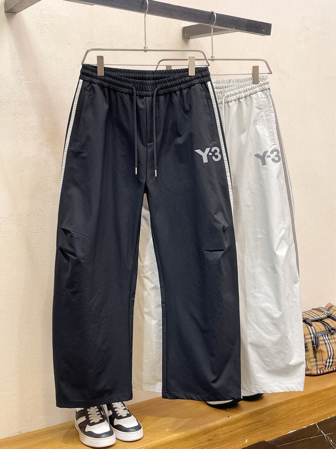 NO:859315,Y-3 spring and summer new model 26ss casual pants golden classic appears again, original order high-quality fashionable casual pants. Super versatile style. Exclusive custom-made fabric, very wide and stylish, close-fitting and comfortable. Original custom counter latest hardware accessories. Super beautiful version, the upper body shows slender legs, the lining and routing are impeccable, you can attend any occasion, and once again emphasize that the fabric is very, very classy! Code number 28-36 No 35,,19860909Y-3 春夏新款 26ss休闲裤金典再次出现,原单订制高品质时尚休闲裤.超级百搭款.独家定制面料,挺阔有型,贴身舒适.原版定制专柜最新五金辅料.超靓版型、上身显腿修长,內里,走线都无可挑剔,任何场合都可出席,再次强调面料非常非常显档次！码数 28-36 无35,,,Men's clothing