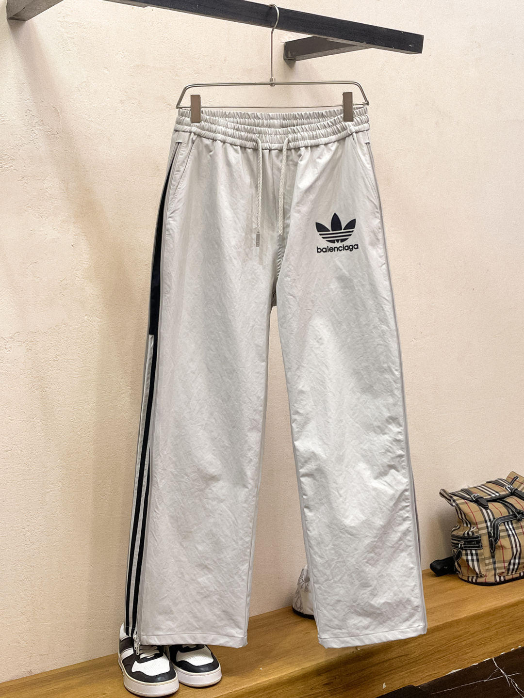 NO:859328,Balenciaga spring and summer new model 26ss casual pants golden classic appears again, original order high-quality fashionable casual pants. Super versatile style. Exclusive custom-made fabric, very wide and stylish, close-fitting and comfortable. The latest hardware accessories from the original custom counter. Super beautiful shape, the upper body shows slender legs, the lining and routing are impeccable, you can attend any occasion, and once again emphasize that the fabric is very, very classy! Code number 28-36 No 35,,balenciaga,19860909巴黎世家 春夏新款 26ss休闲裤金典再次出现,原单订制高品质时尚休闲裤.超级百搭款.独家定制面料,挺阔有型,贴身舒适.原版定制专柜最新五金辅料.超靓版型、上身显腿修长,內里,走线都无可挑剔,任何场合都可出席,再次强调面料非常非常显档次！码数 28-36 无35,,balenciaga,,Men's clothing