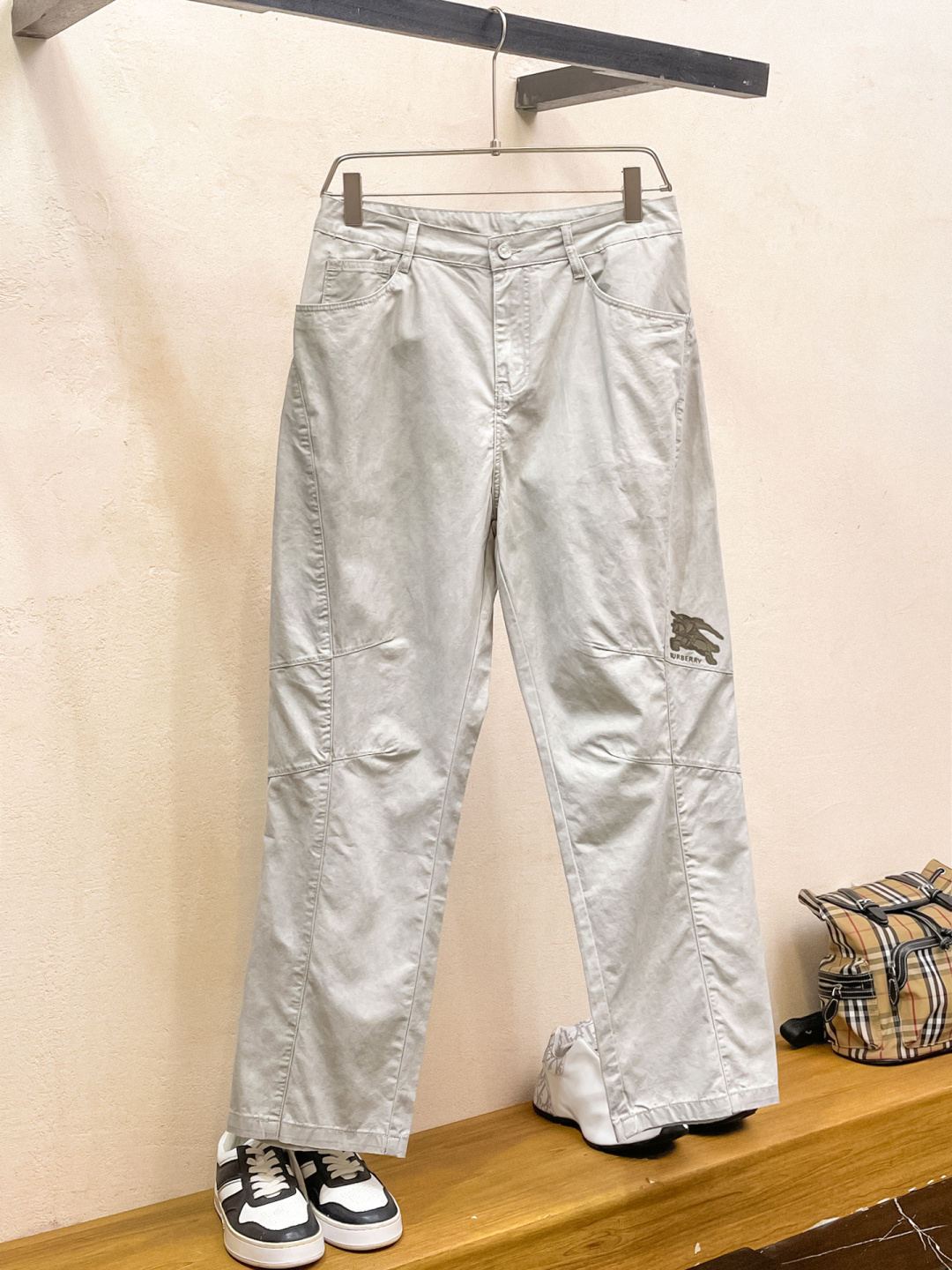NO:859228,Burberry's new spring and summer 26ss casual pants golden classic appears again, original order high-quality fashionable casual pants. Super versatile style. Exclusively customized fabric, very wide and stylish, close-fitting and comfortable. Original custom counter latest hardware accessories. Super beautiful version, upper body shows slender legs, lining and routing are impeccable, can be attended on any occasion, once again emphasize that the fabric is very, very classy! Code number 28-36 No 35,,burberry,19860909巴宝莉 春夏新款 26ss休闲裤金典再次出现,原单订制高品质时尚休闲裤.超级百搭款.独家定制面料,挺阔有型,贴身舒适.原版定制专柜最新五金辅料.超靓版型、上身显腿修长,內里,走线都无可挑剔,任何场合都可出席,再次强调面料非常非常显档次！码数 28-36 无35,,burberry,,Men's clothing
