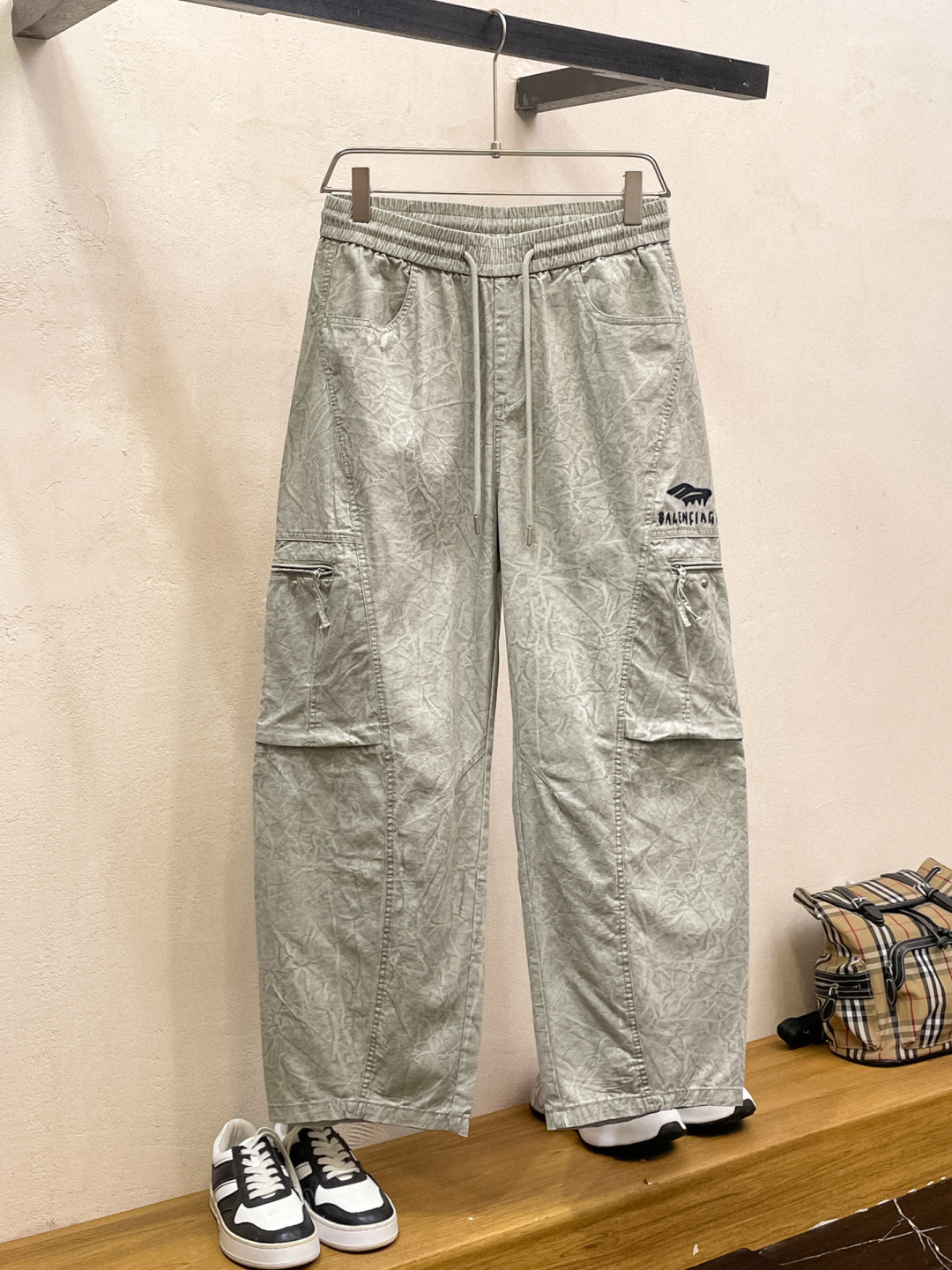 NO:859239,Balenciaga spring and summer new model 26ss casual pants golden classic appears again, original order high-quality fashionable casual pants. Super versatile style. Exclusive custom-made fabric, very wide and stylish, close-fitting and comfortable. The latest hardware accessories from the original custom counter. Super beautiful shape, the upper body shows slender legs, the lining and routing are impeccable, you can attend any occasion, and once again emphasize that the fabric is very, very classy! Code number 28-36 No 35,,balenciaga,19860909巴黎世家 春夏新款 26ss休闲裤金典再次出现,原单订制高品质时尚休闲裤.超级百搭款.独家定制面料,挺阔有型,贴身舒适.原版定制专柜最新五金辅料.超靓版型、上身显腿修长,內里,走线都无可挑剔,任何场合都可出席,再次强调面料非常非常显档次！码数 28-36 无35,,balenciaga,,Men's clothing