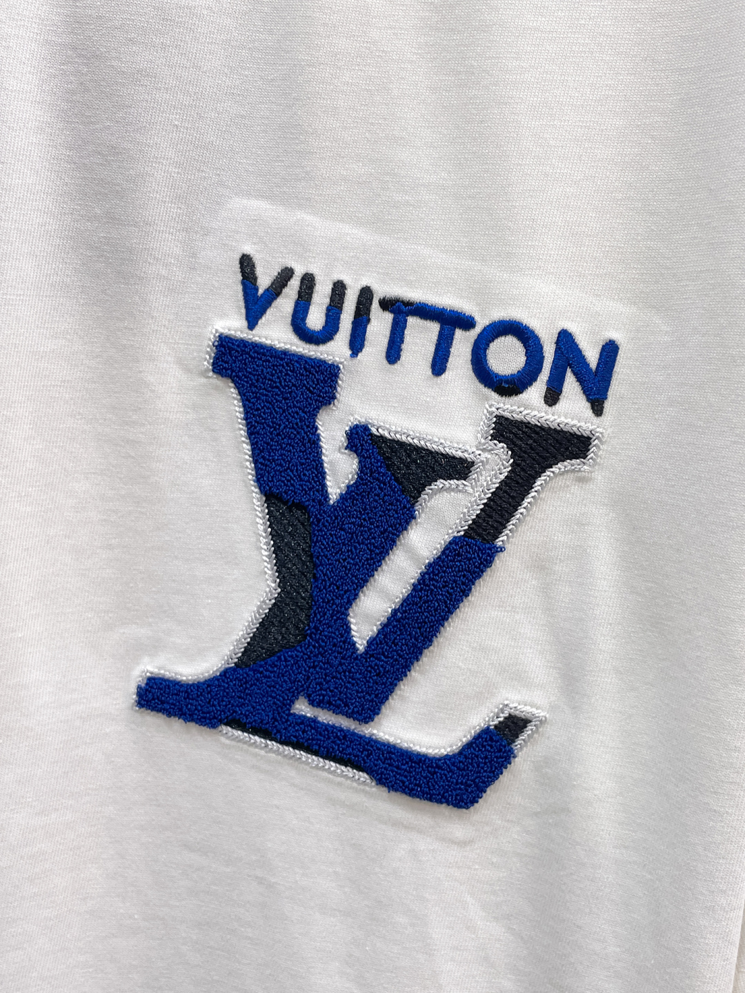 Lv 2026SS早春新款刺绣圆领T恤，定织定染纯棉300克重洗水面料，做工精细。男女同款宽松落肩版型，
