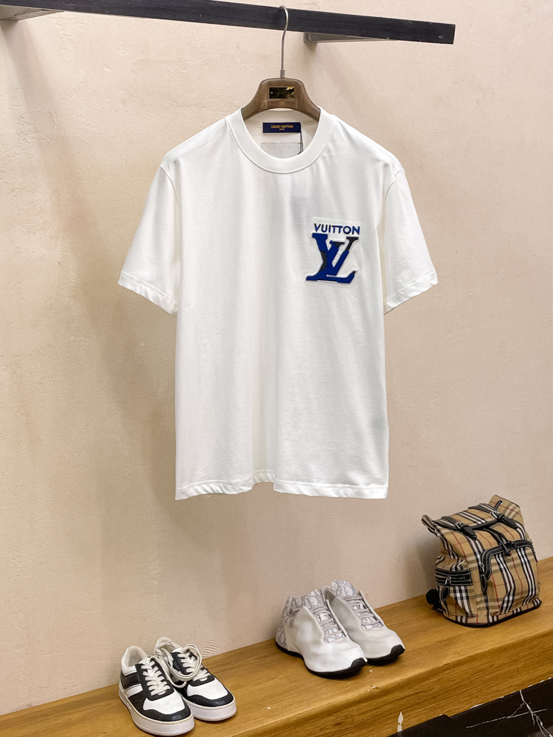 Lv 2026SS早春新款刺绣圆领T恤，定织定染纯棉300克重洗水面料，做工精细。男女同款宽松落肩版型，