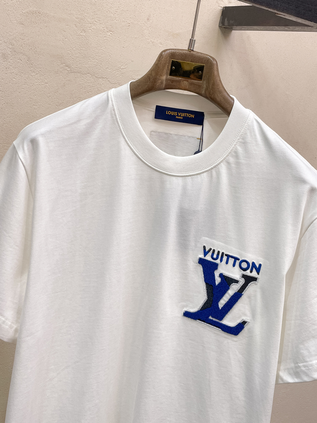 Lv 2026SS早春新款刺绣圆领T恤，定织定染纯棉300克重洗水面料，做工精细。男女同款宽松落肩版型，
