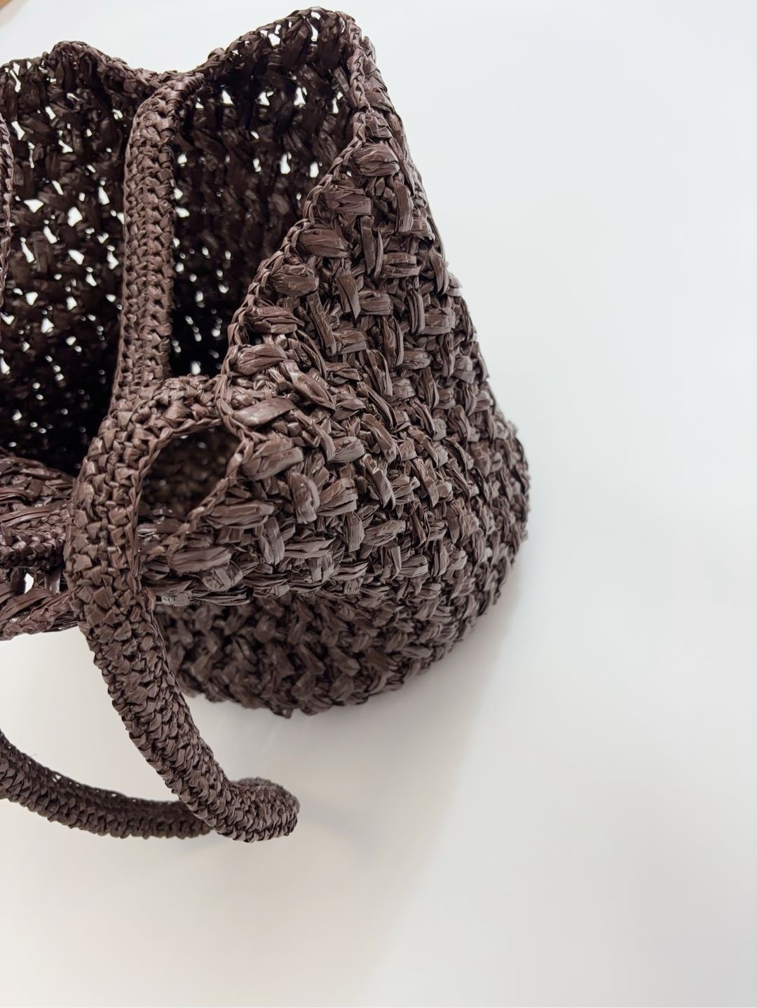 Raffia woven bag with cutout label, made of raffia. - View 11