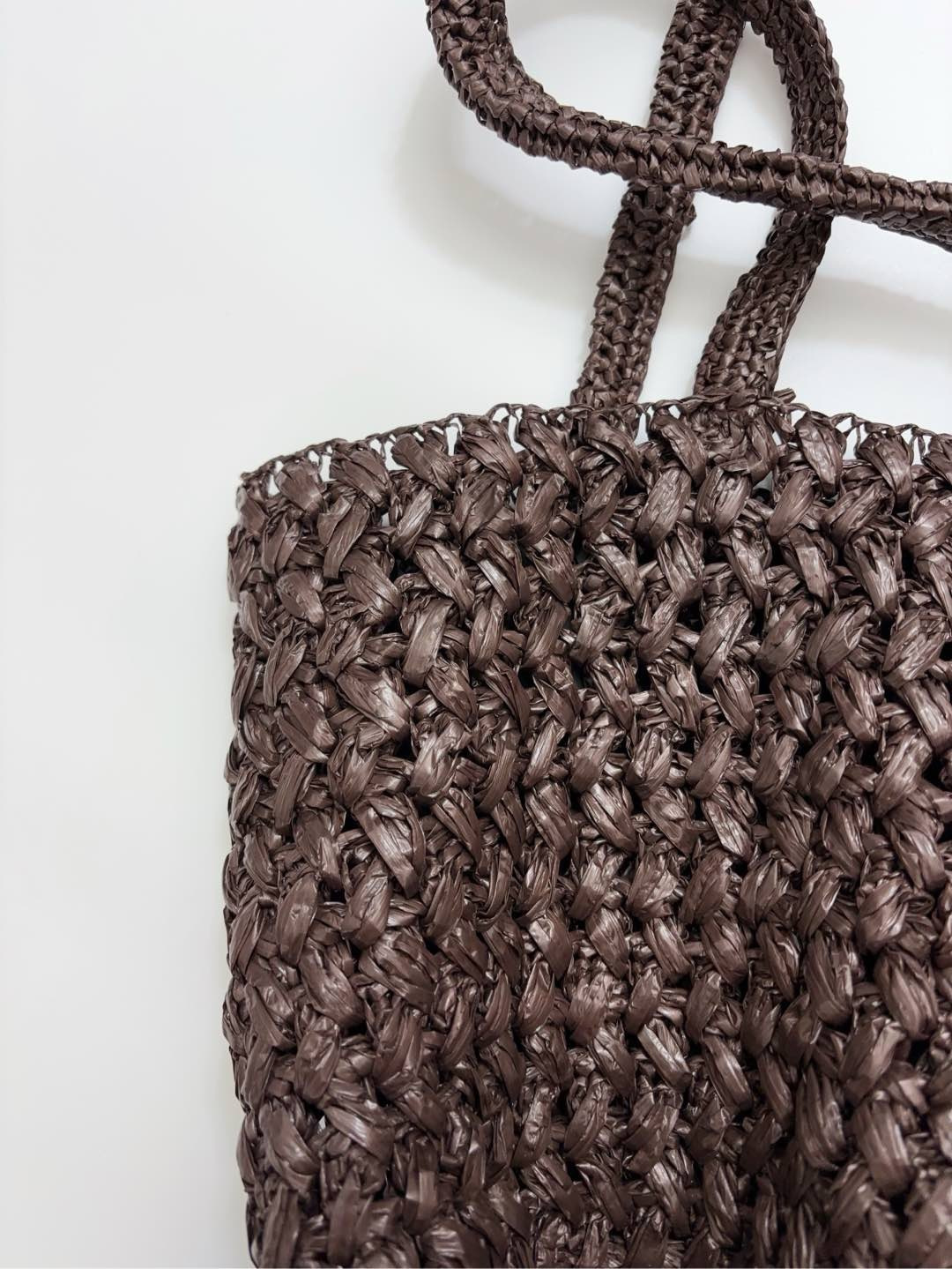 Raffia woven bag with cutout label, made of raffia. - View 8