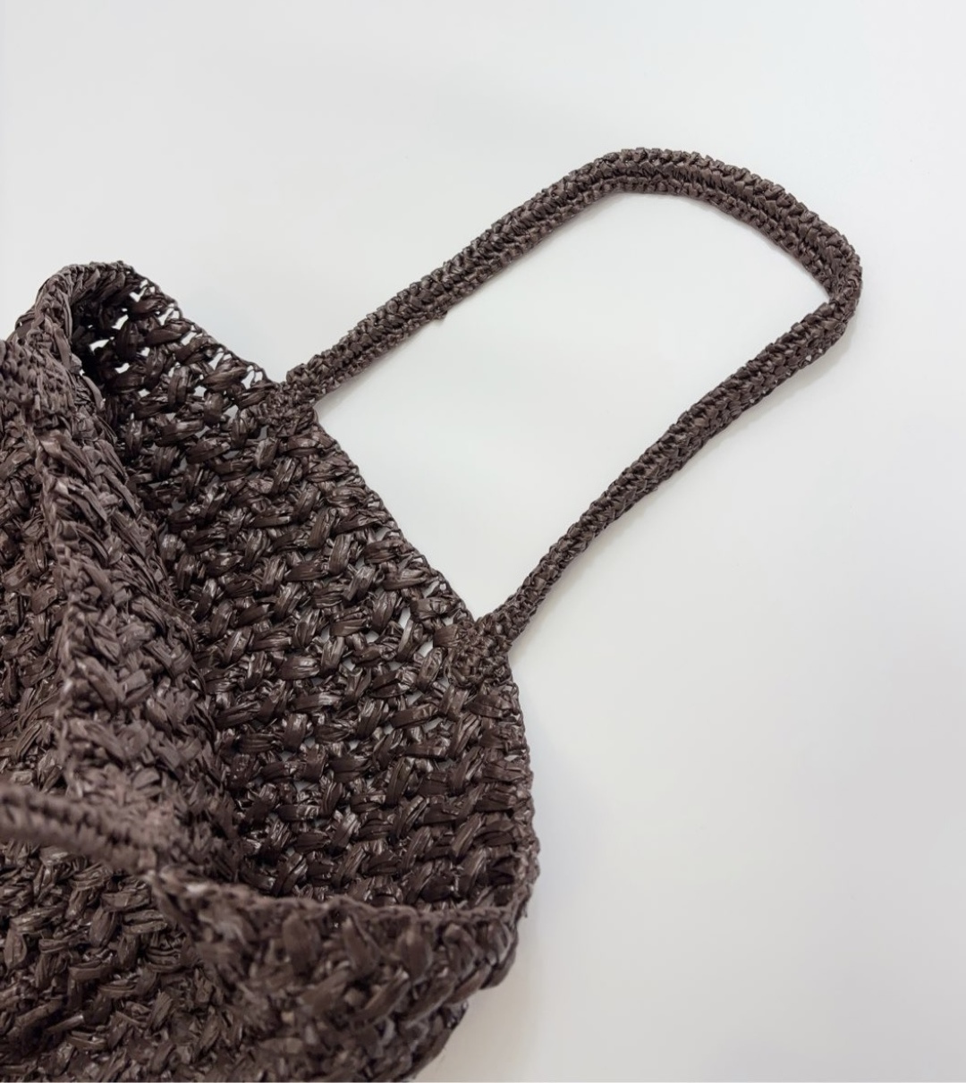 Raffia woven bag with cutout label, made of raffia. - View 5