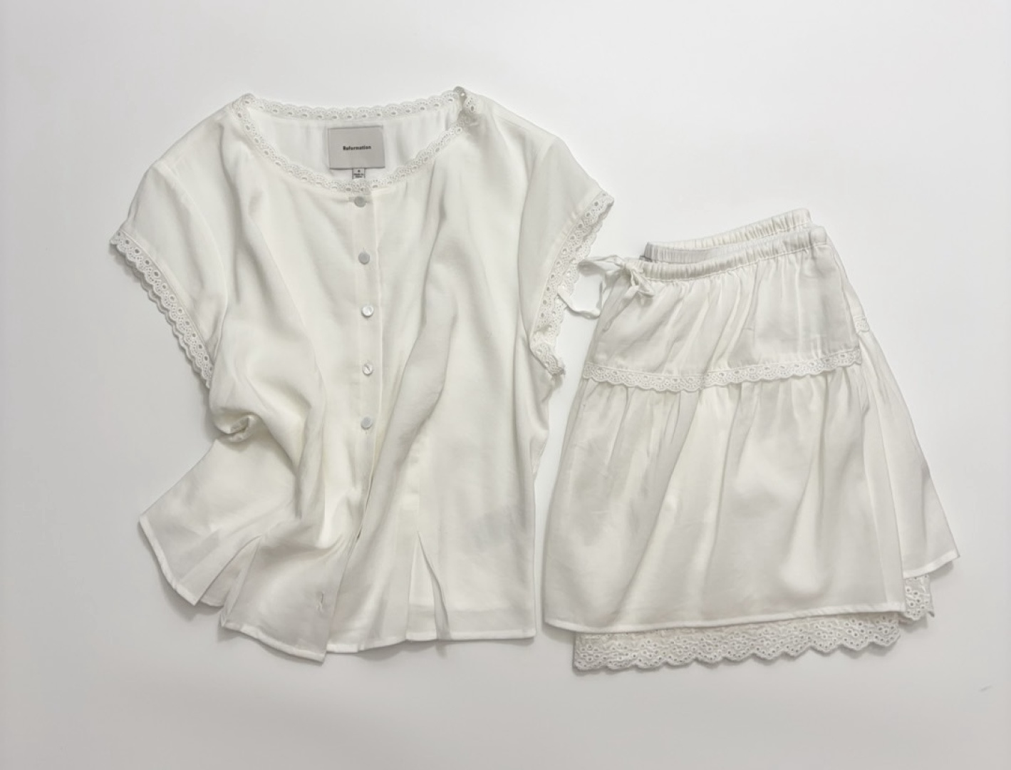 Fresh and light round-neck shirt and half skirt set