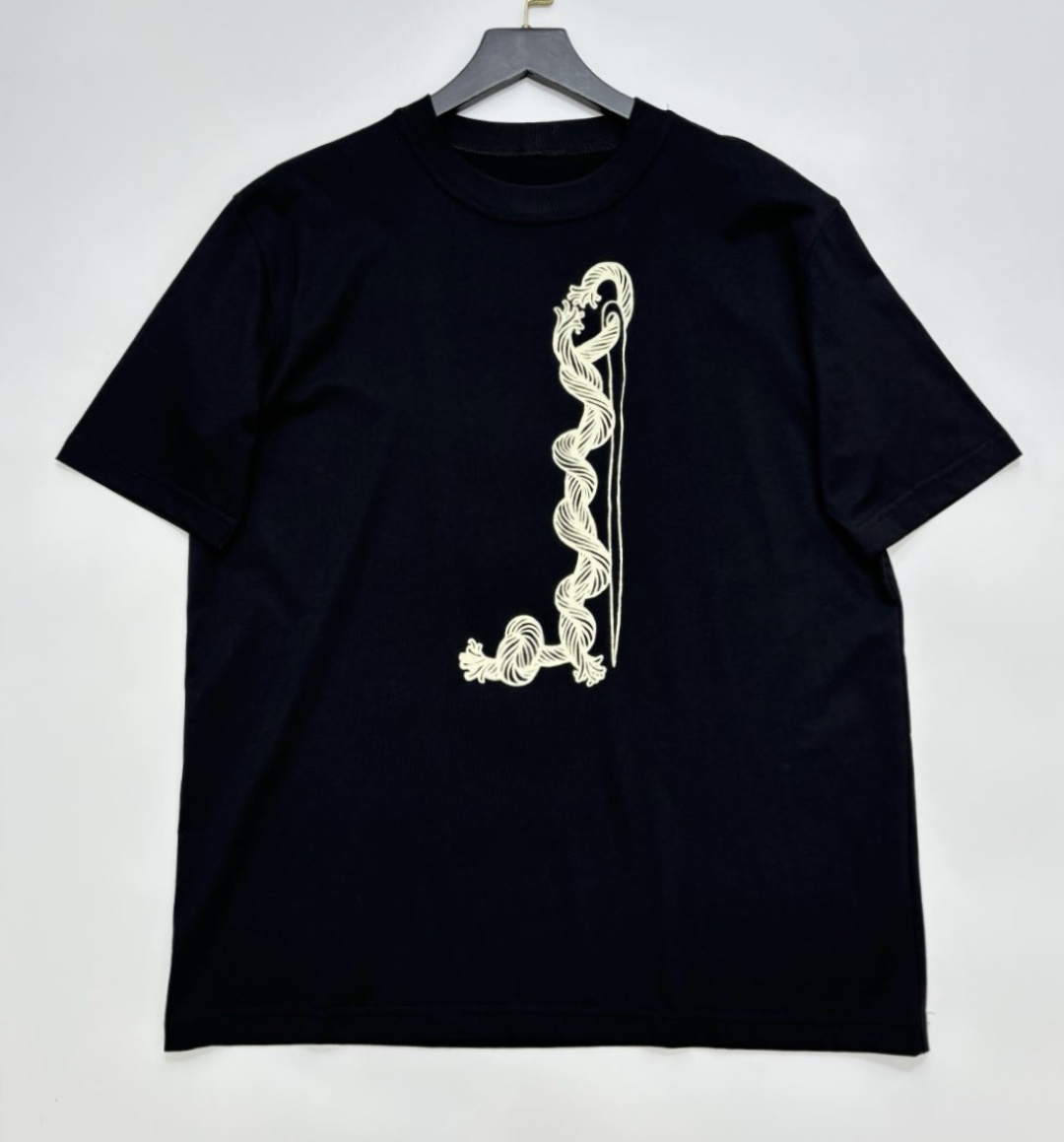 Label cut, thread and needle classic rope knot pattern short sleeve t-shirt
