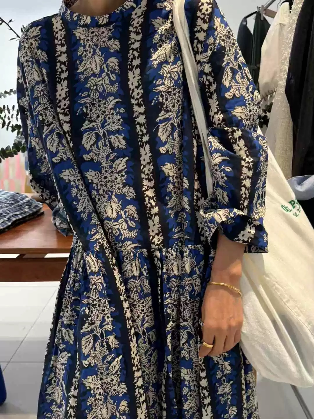 Printed dress with cinched waist, slimming, loose, and youthful look - View 21