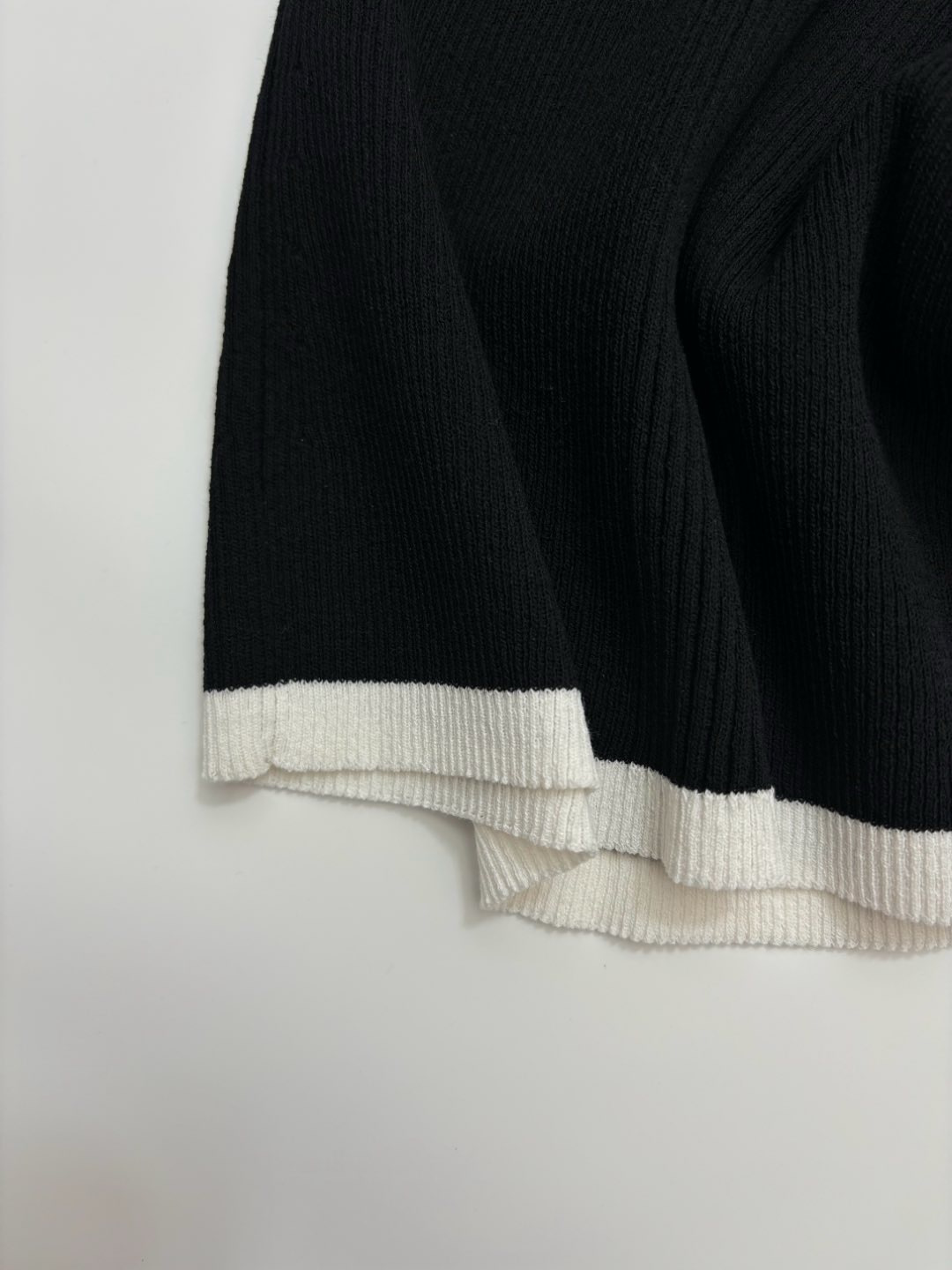 Black and white color block round neck knitted short sleeve top - View 5