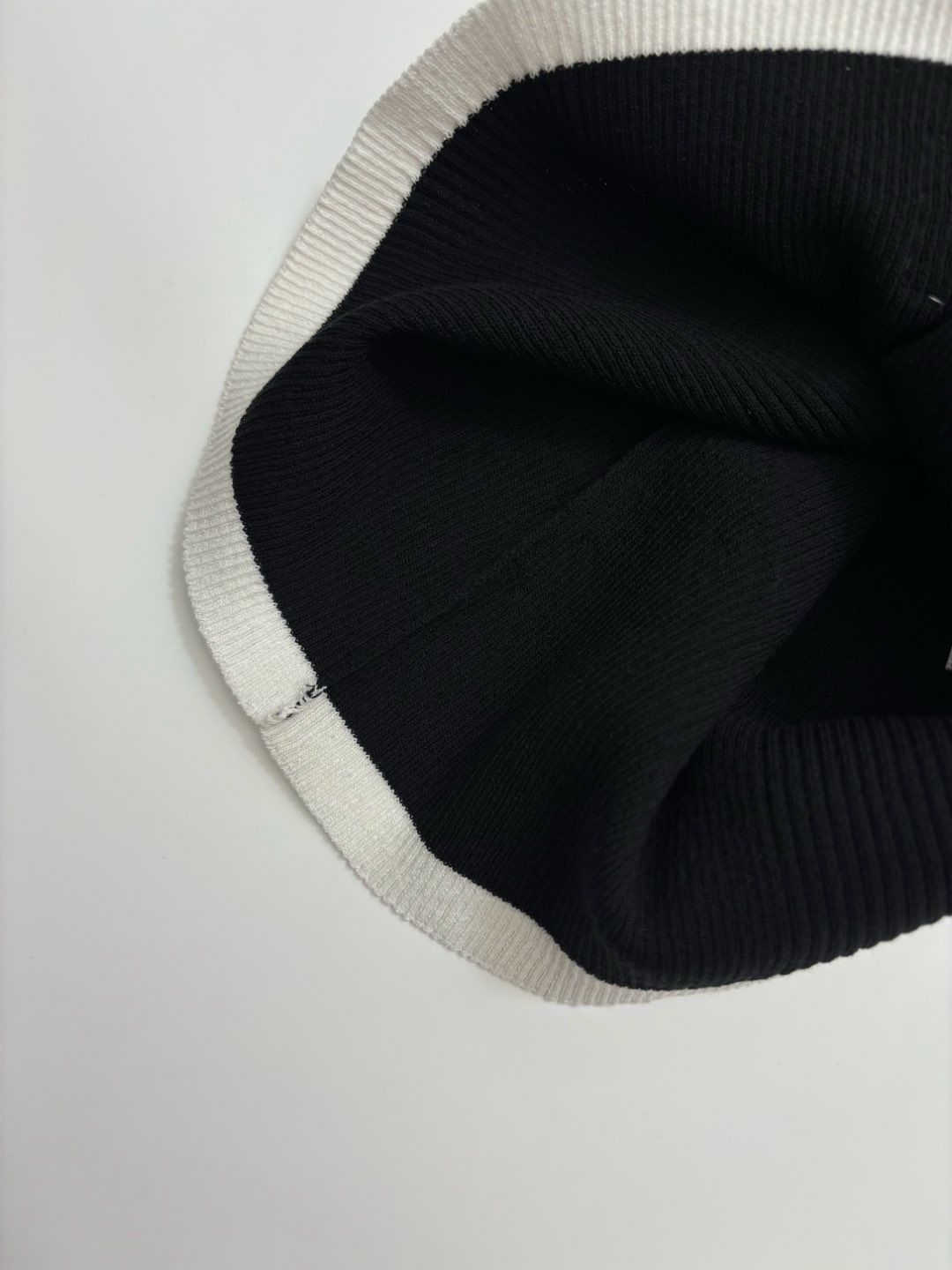 Black and white color block round neck knitted short sleeve top - View 7