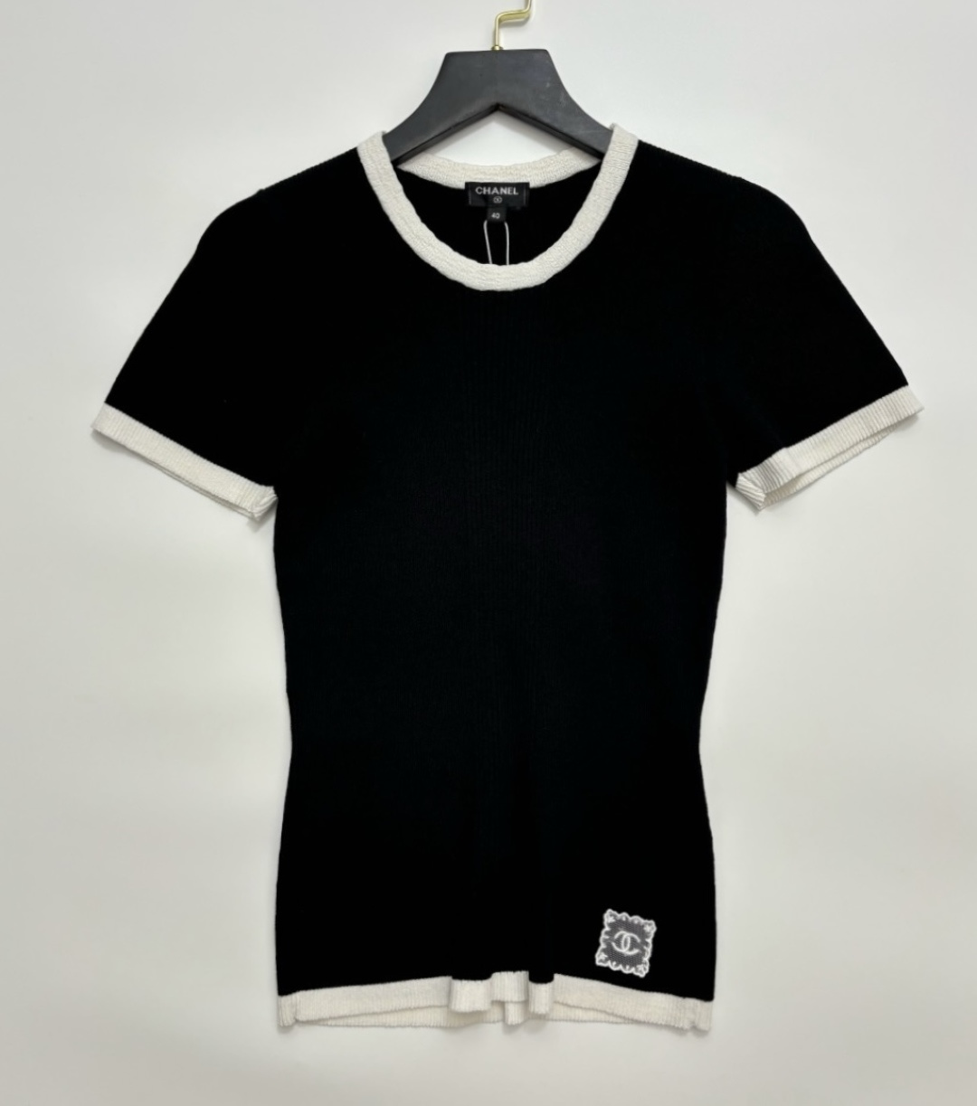Black and white color block round neck knitted short sleeve top