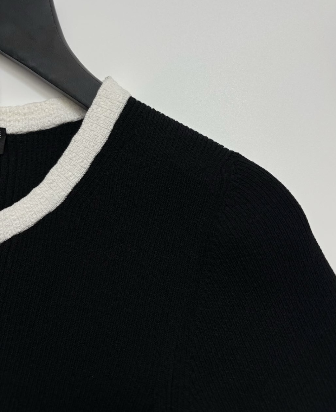 Black and white color block round neck knitted short sleeve top - View 3