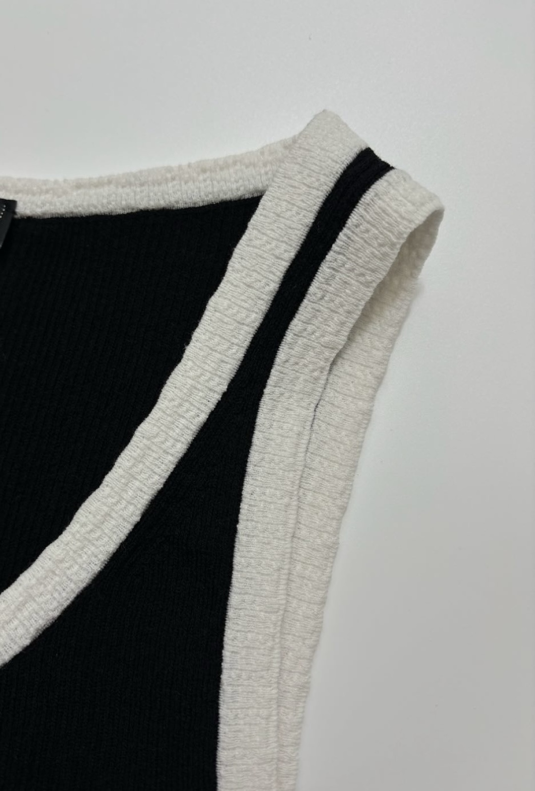 Black and white color block round neck knit camisole vest - View 3