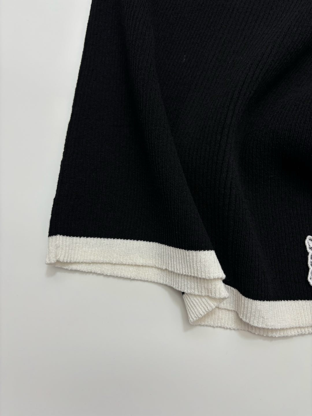 Black and white color block round neck knit camisole vest - View 6