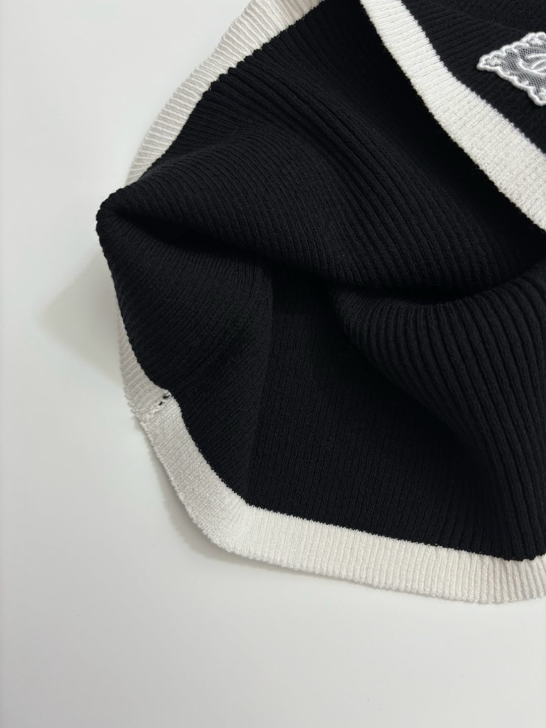 Black and white color block round neck knit camisole vest - View 7