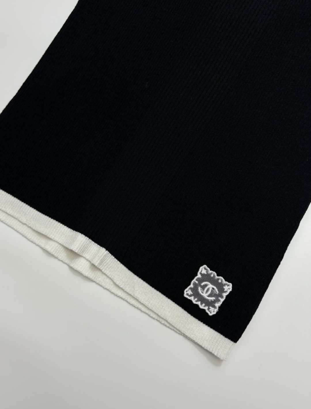 Black and white color block round neck knit camisole vest - View 4