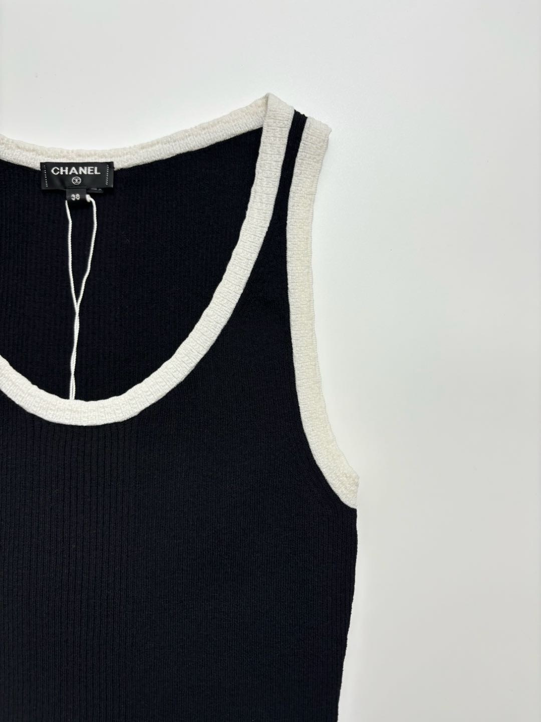 Black and white color block round neck knit camisole vest - View 2