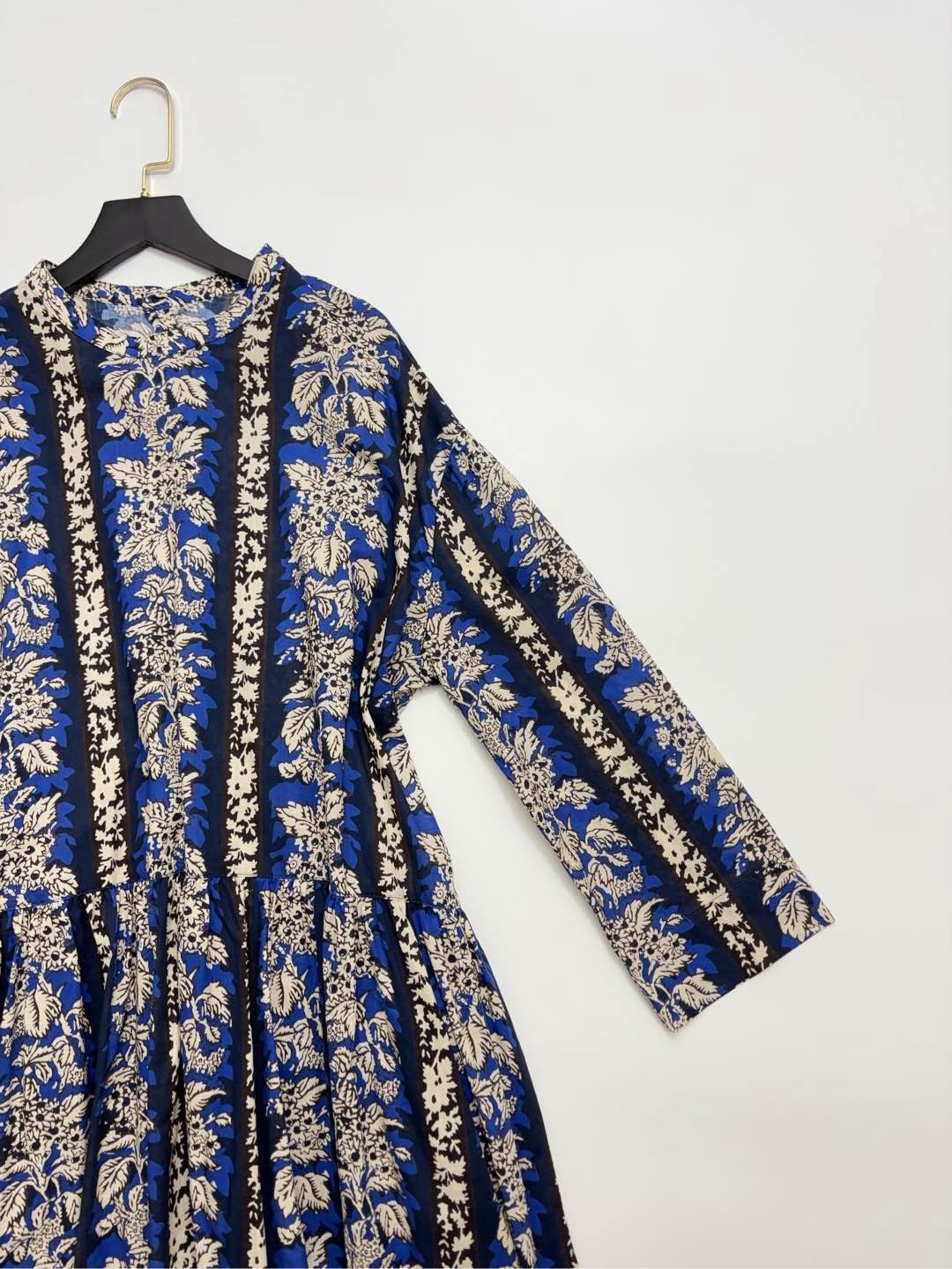 Printed dress with cinched waist, slimming, loose, and youthful look - View 7