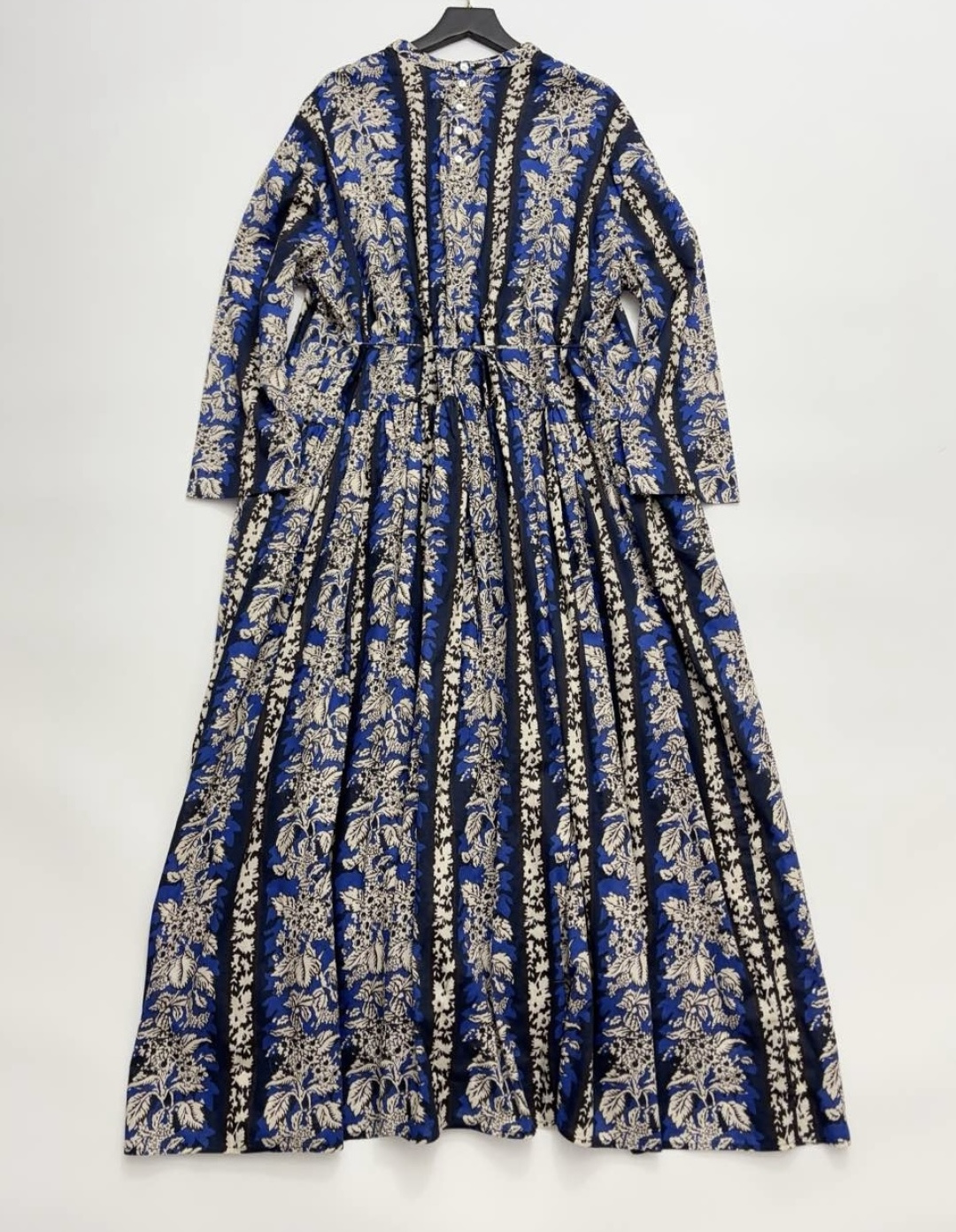 Printed dress with cinched waist, slimming, loose, and youthful look - View 16