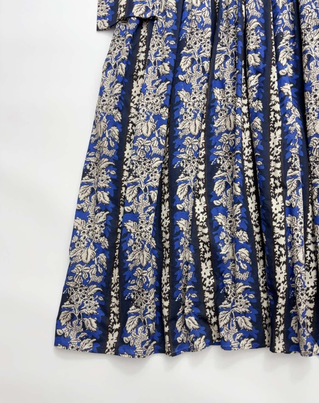 Printed dress with cinched waist, slimming, loose, and youthful look - View 5