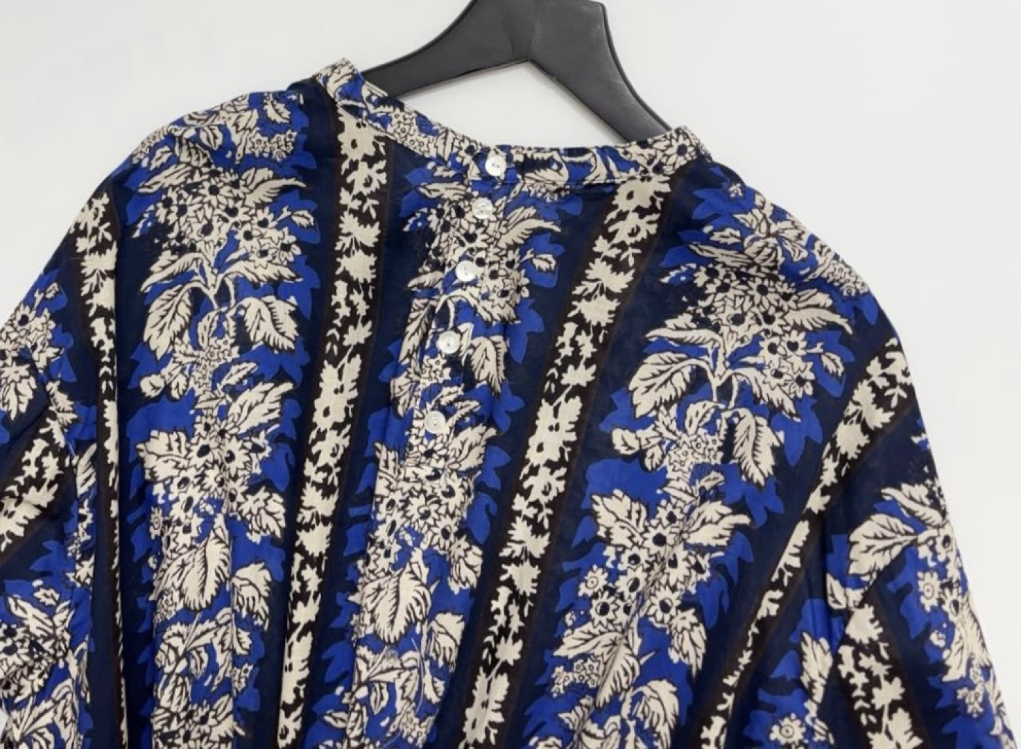 Printed dress with cinched waist, slimming, loose, and youthful look - View 18