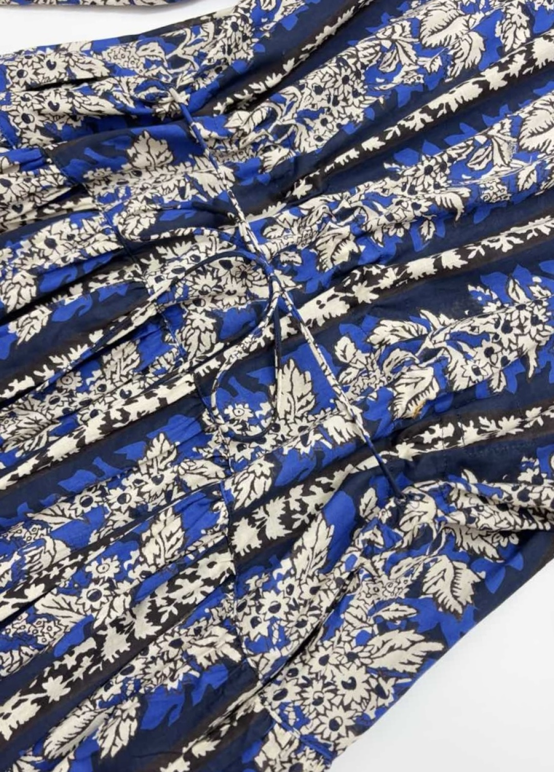 Printed dress with cinched waist, slimming, loose, and youthful look - View 19