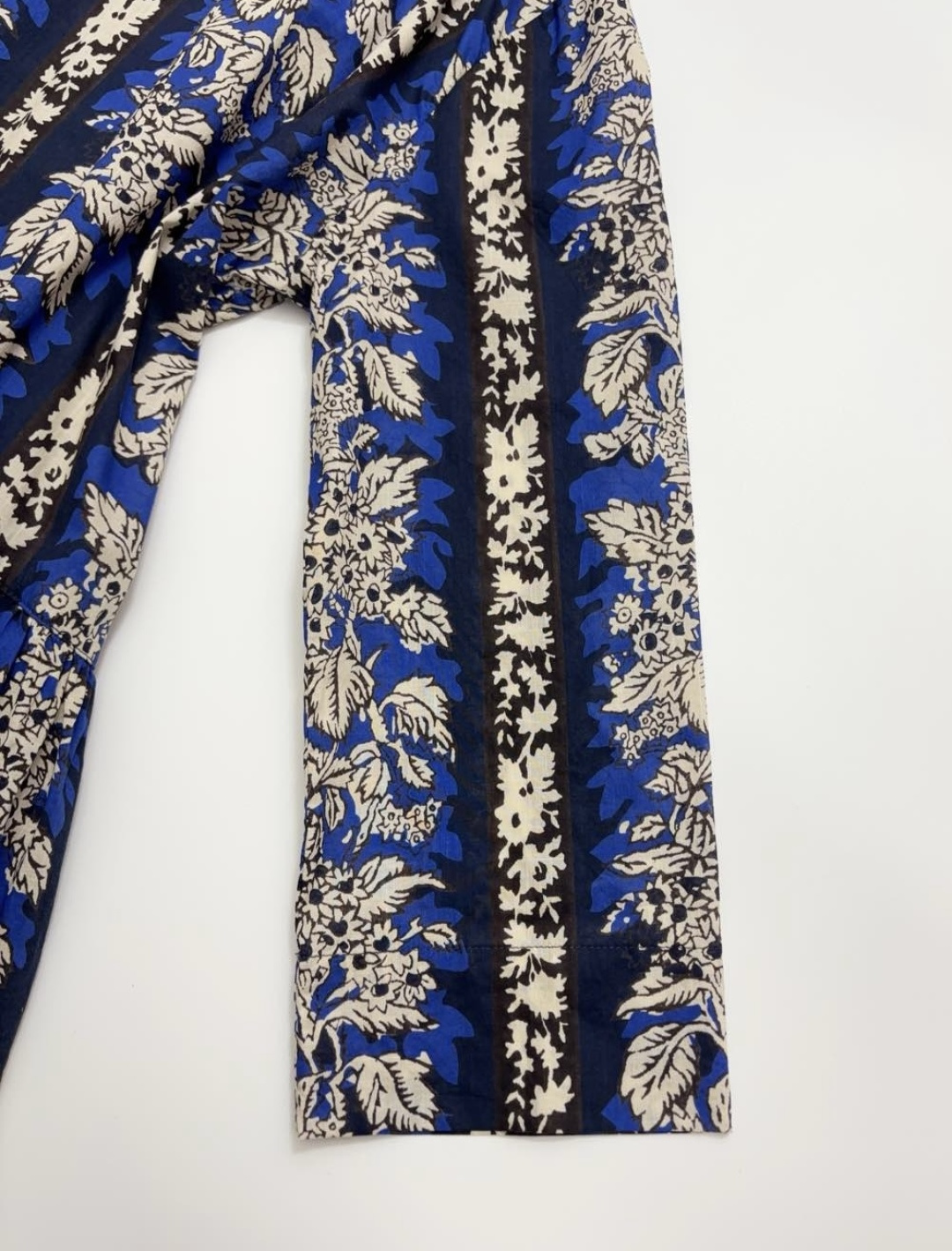 Printed dress with cinched waist, slimming, loose, and youthful look - View 8