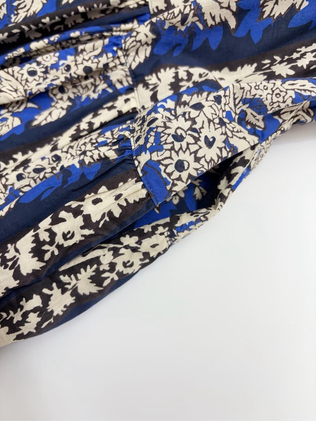 Printed dress with cinched waist, slimming, loose, and youthful look - View 11