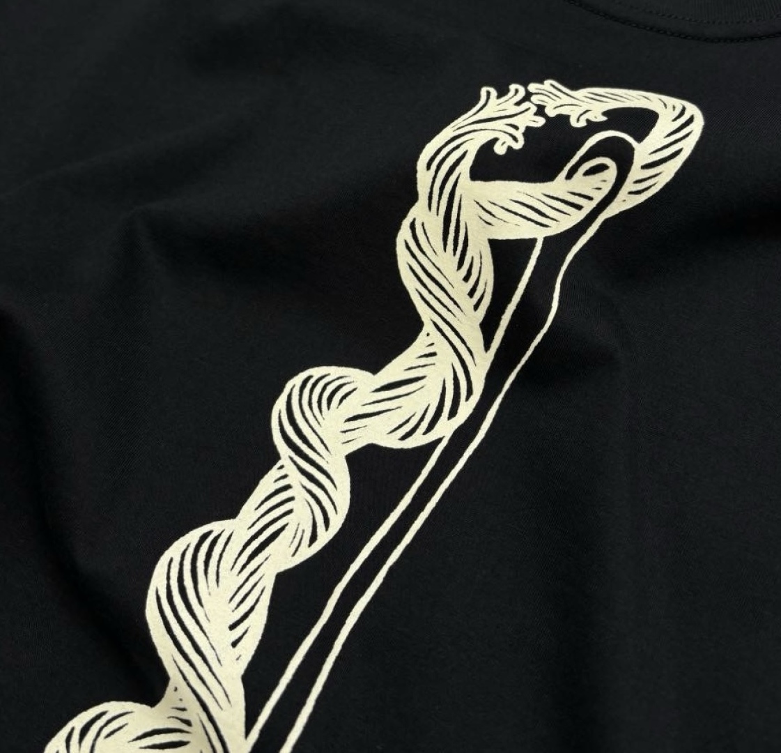 Label cut, thread and needle classic rope knot pattern short sleeve t-shirt - View 5