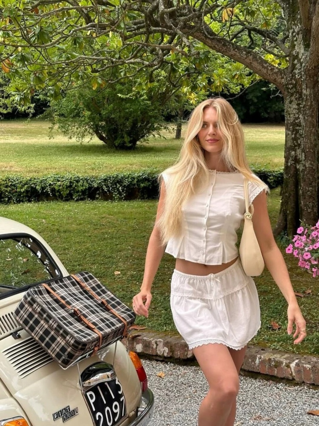 Fresh and light round-neck shirt and half skirt set - View 25