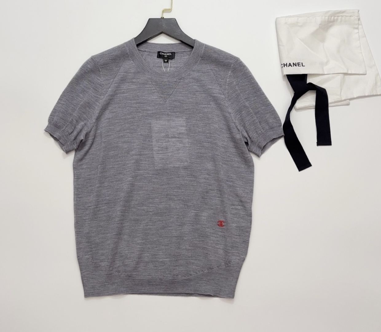Grey Round Neck Short-Sleeve Red CC Pullover Knit Top