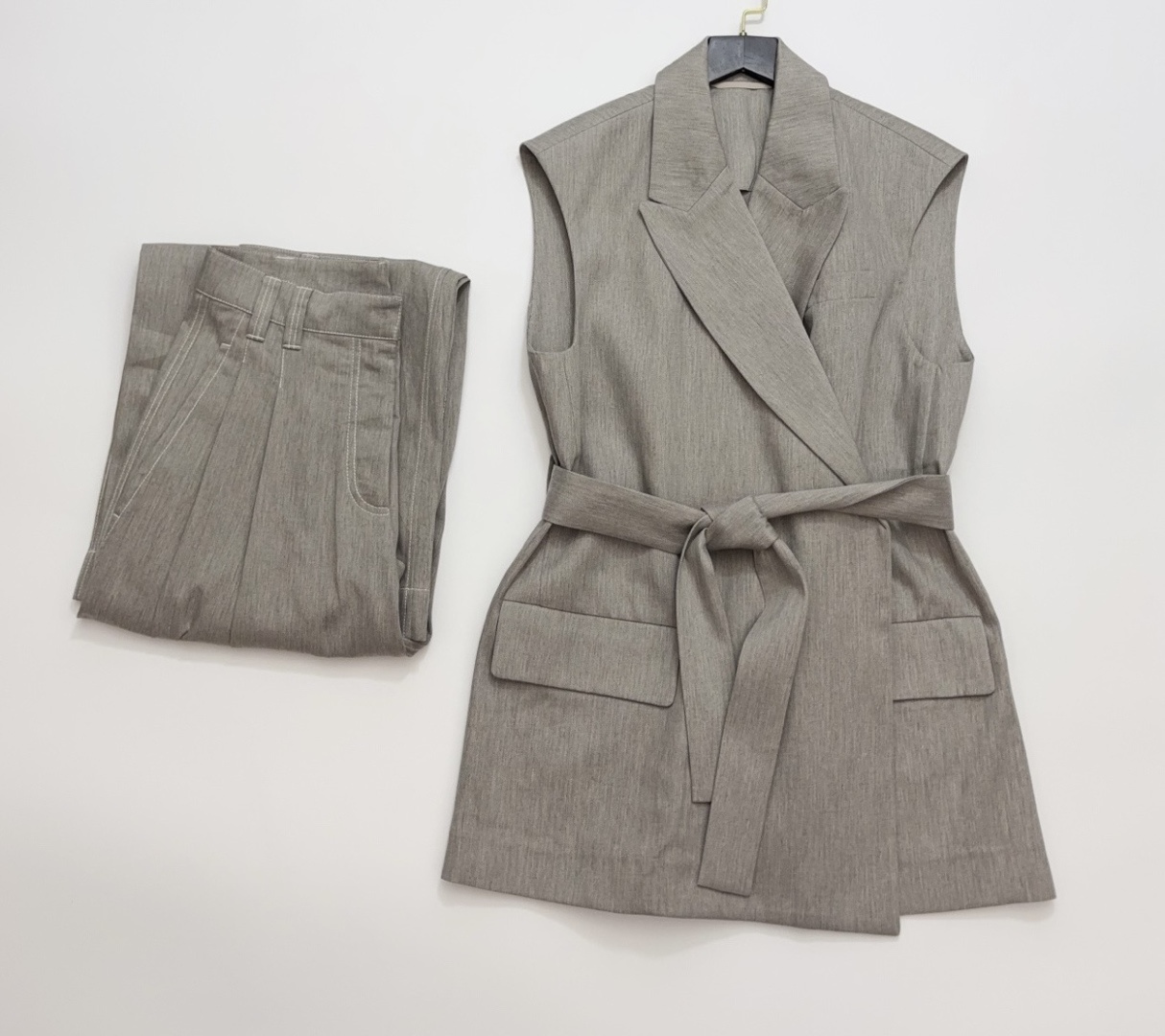 Brunello Cucinelli Fashionable Belted Sleeveless Suit Vest and Casual Trousers Set