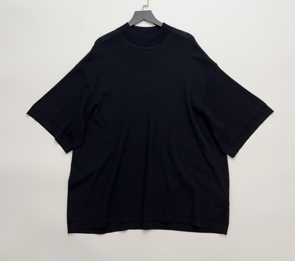 Alaïa Lightweight Drop Shoulder Solid Short Sleeve Knit Top