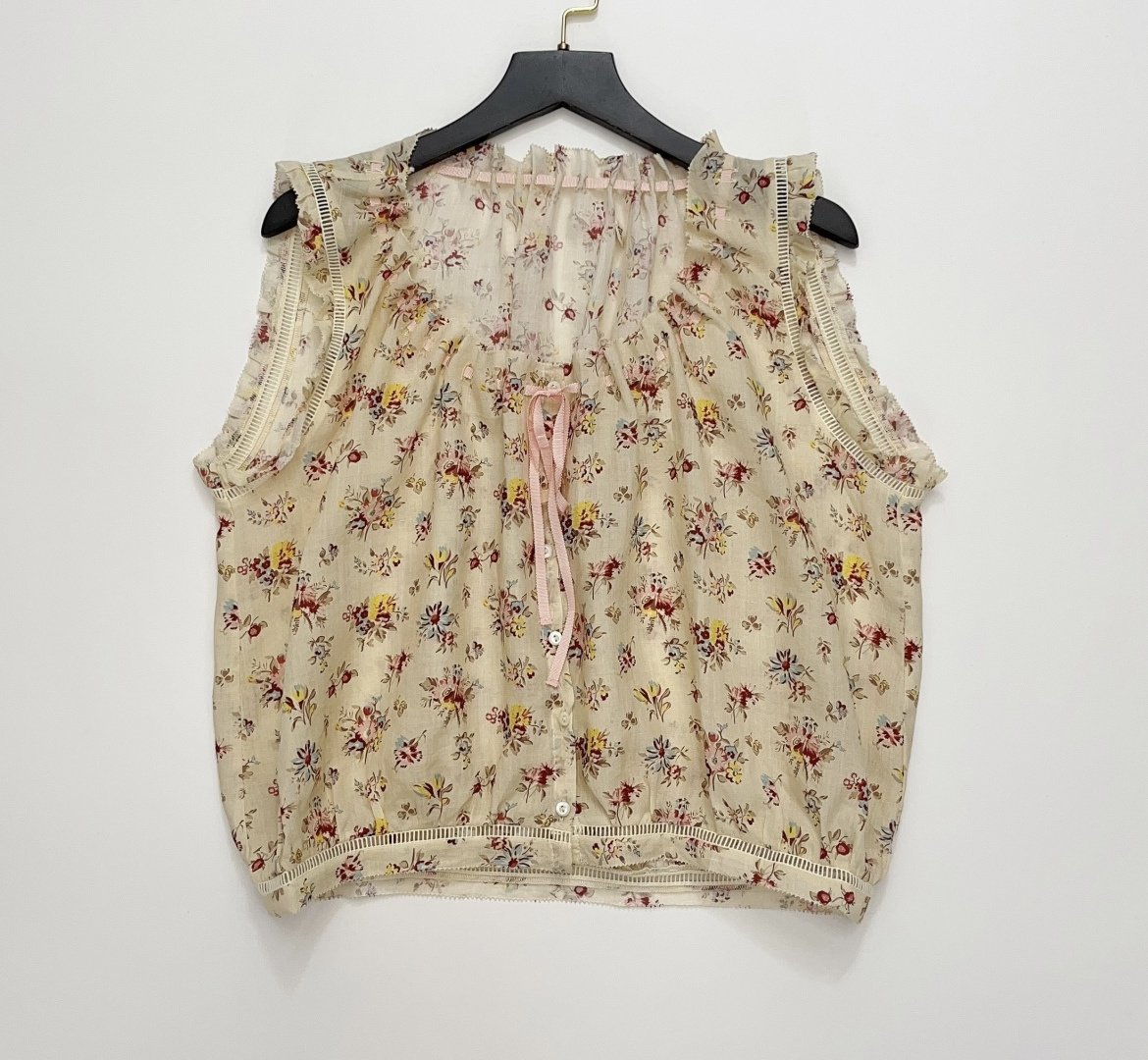 Dôen Vintage Round Neck Floral Drawstring Tie Button-Front Sleeveless Vest Top