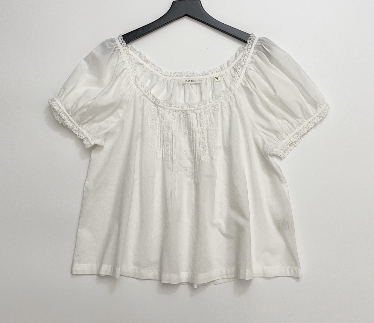 Dôen Lace Embroidered Ruffled Round Neck Short-Sleeve Shirt